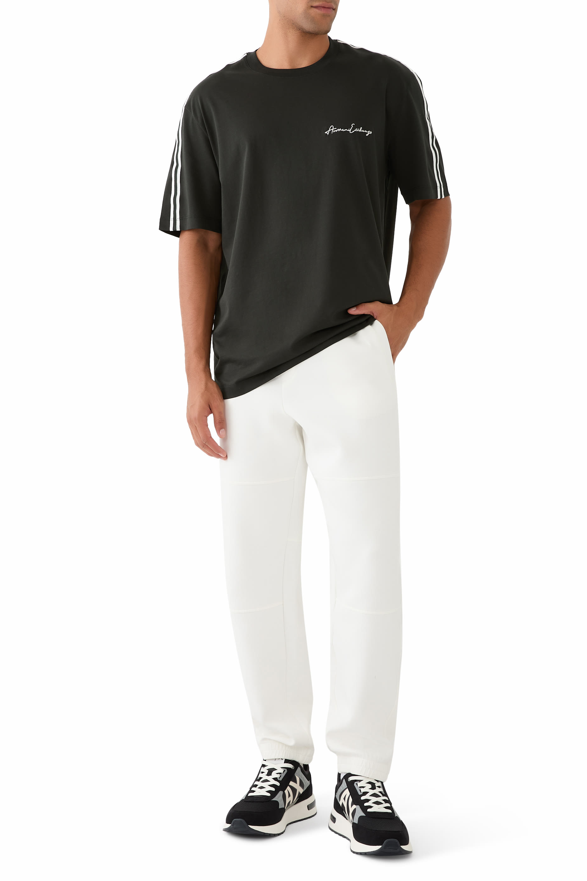 تيشيرت بياقة ضيقة وشعار الماركة