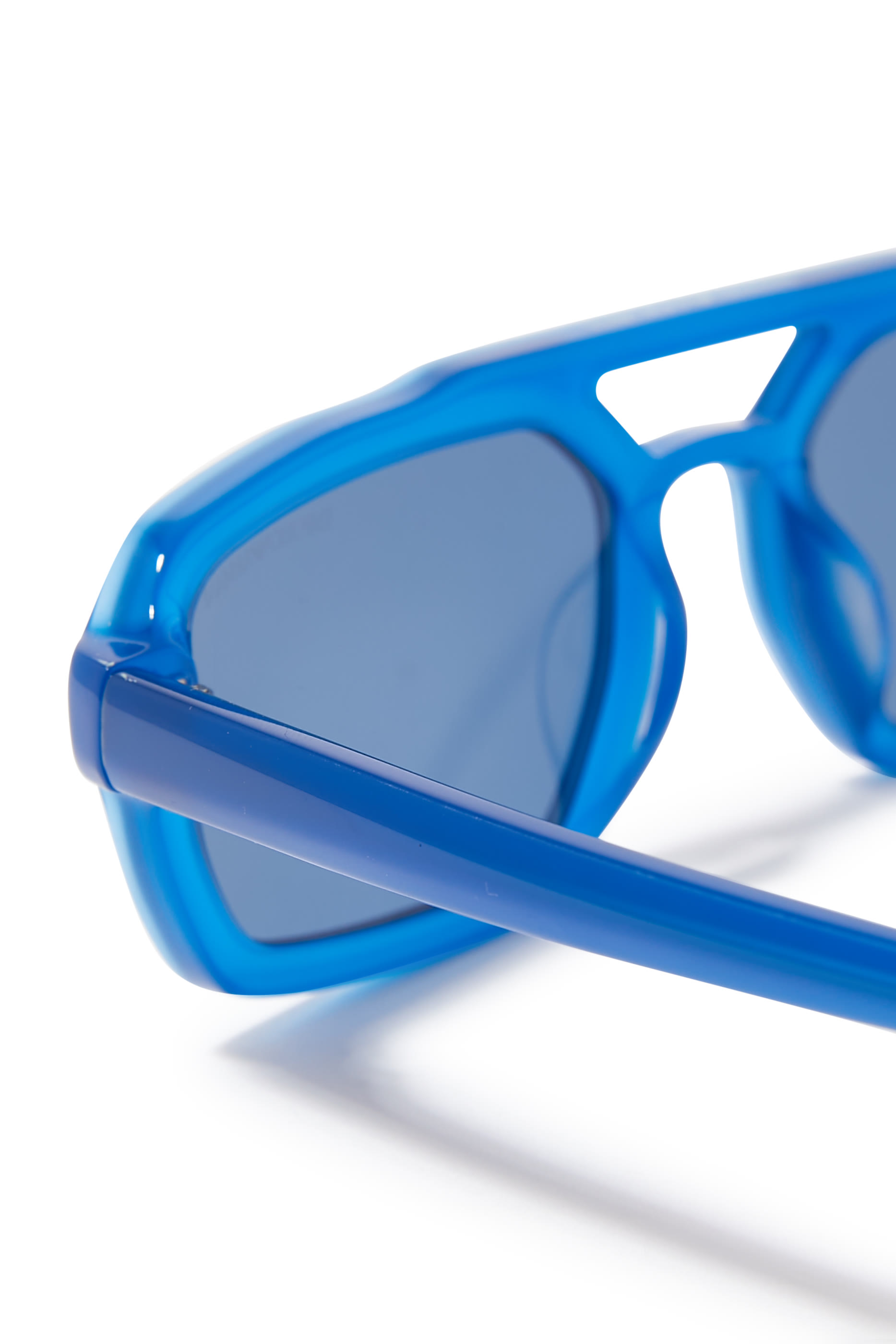 نظارة شمسية بإطار بتصميم هندسي