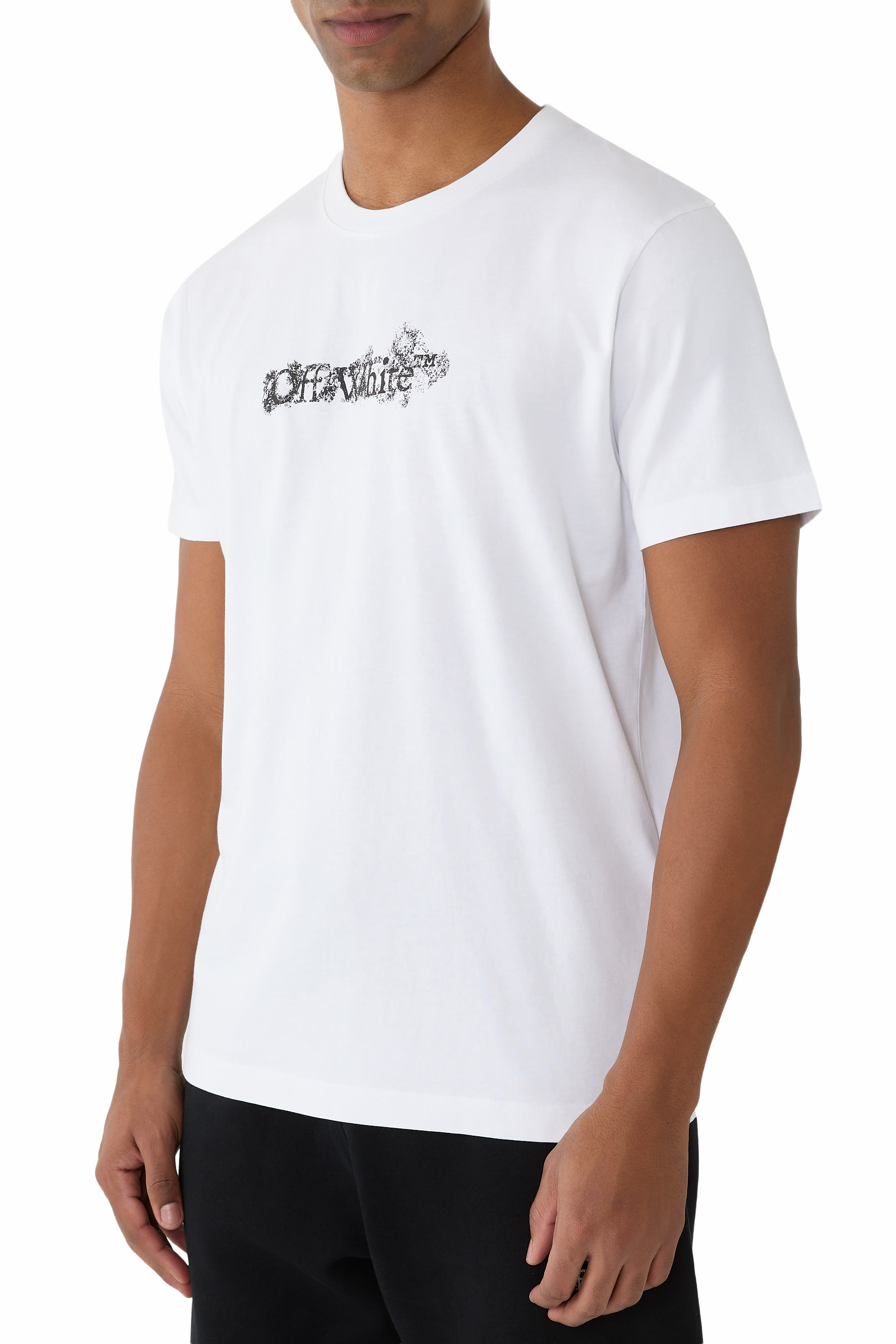 تيشيرت بقصة ضيقة وشعار الماركة