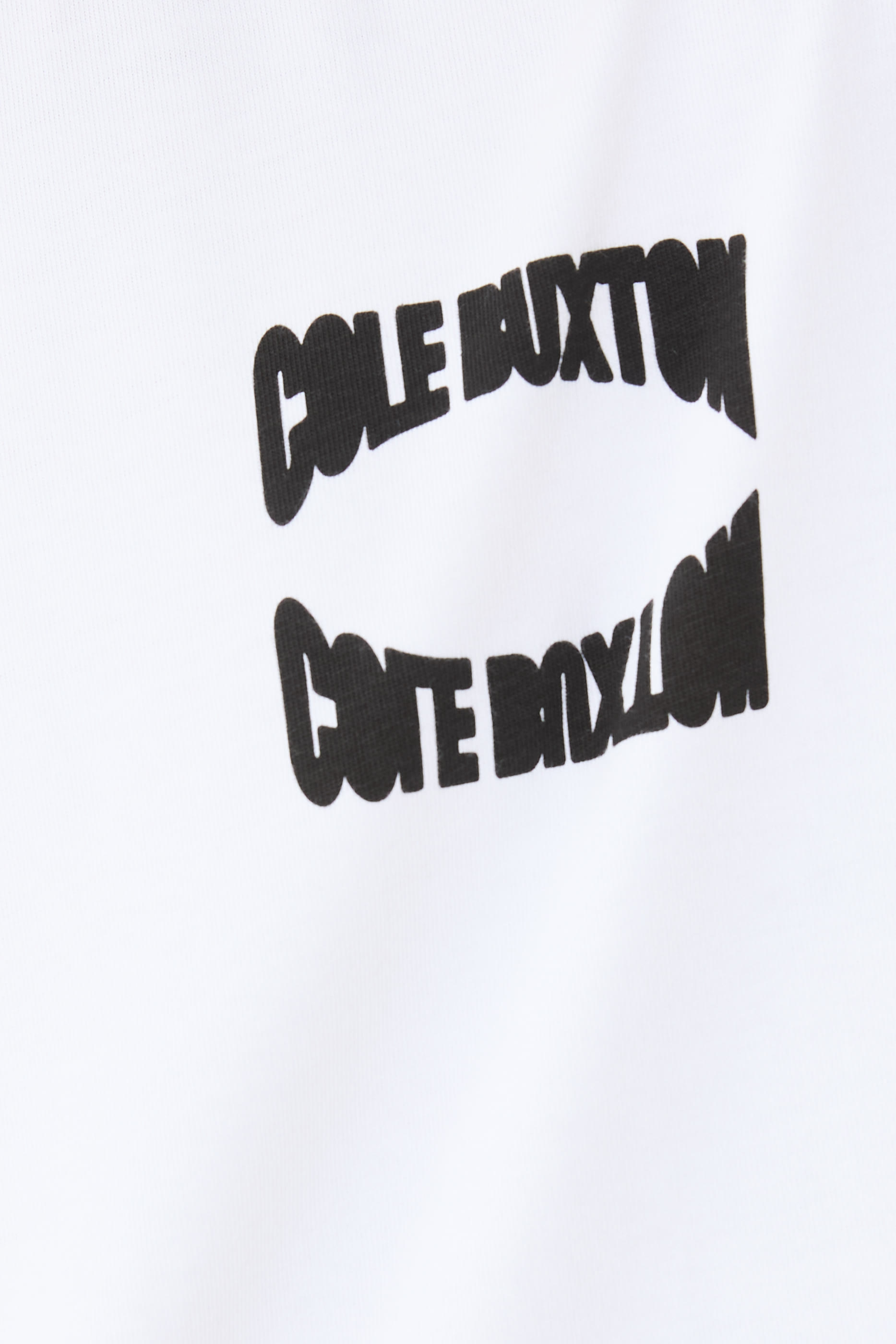 تيشيرت بشعار الماركة عاكس