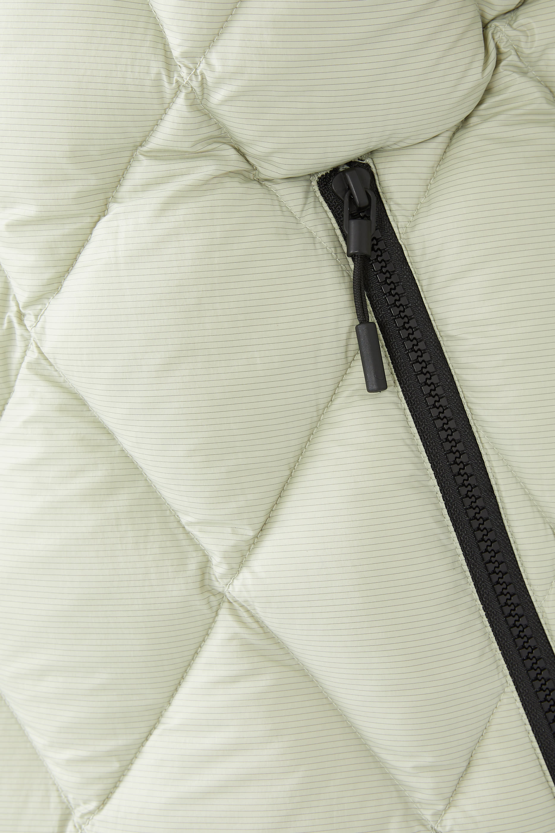 جاكيت مكي بتصميم مبطن بالزغب وحياكة بنقشة معينات