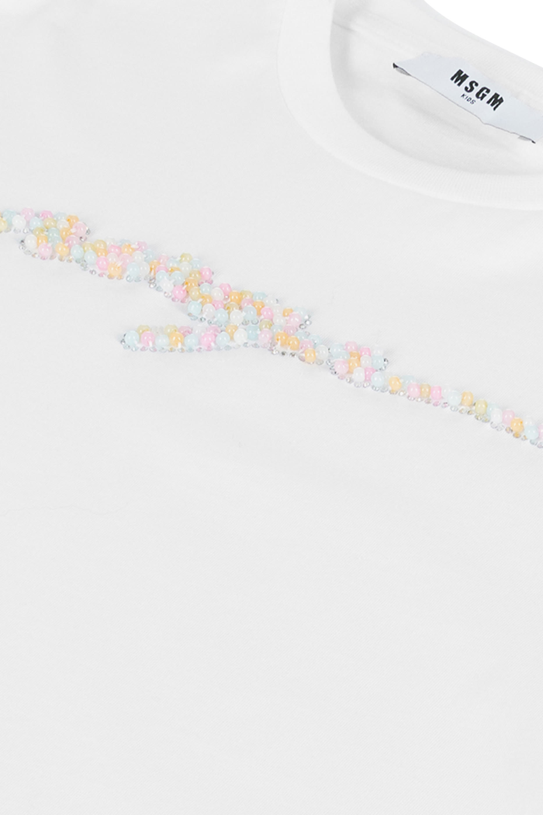 تيشيرت بياقة مستديرة وشعار الماركة