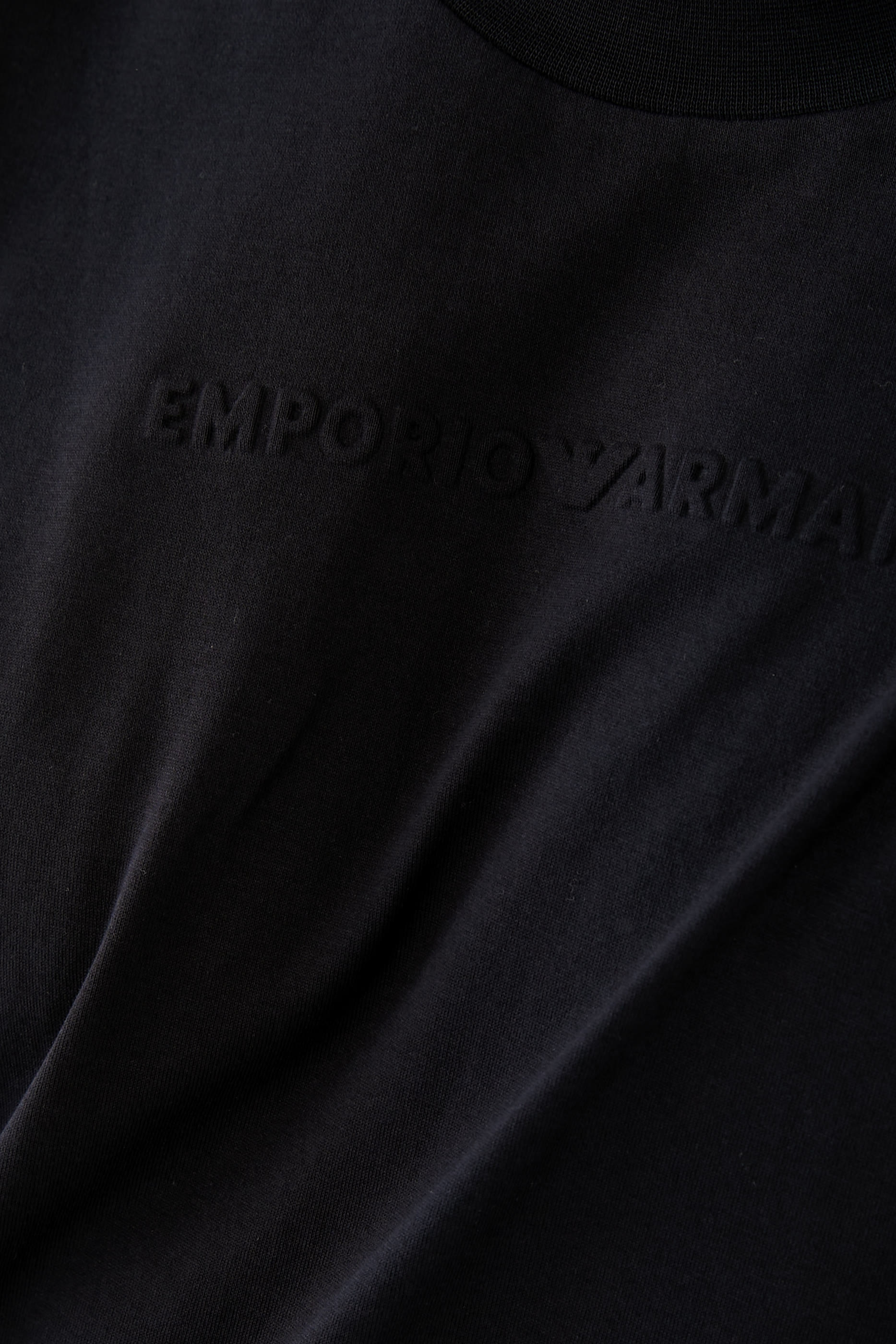 تيشيرت بنقشة شعار الماركة بحجم صغير