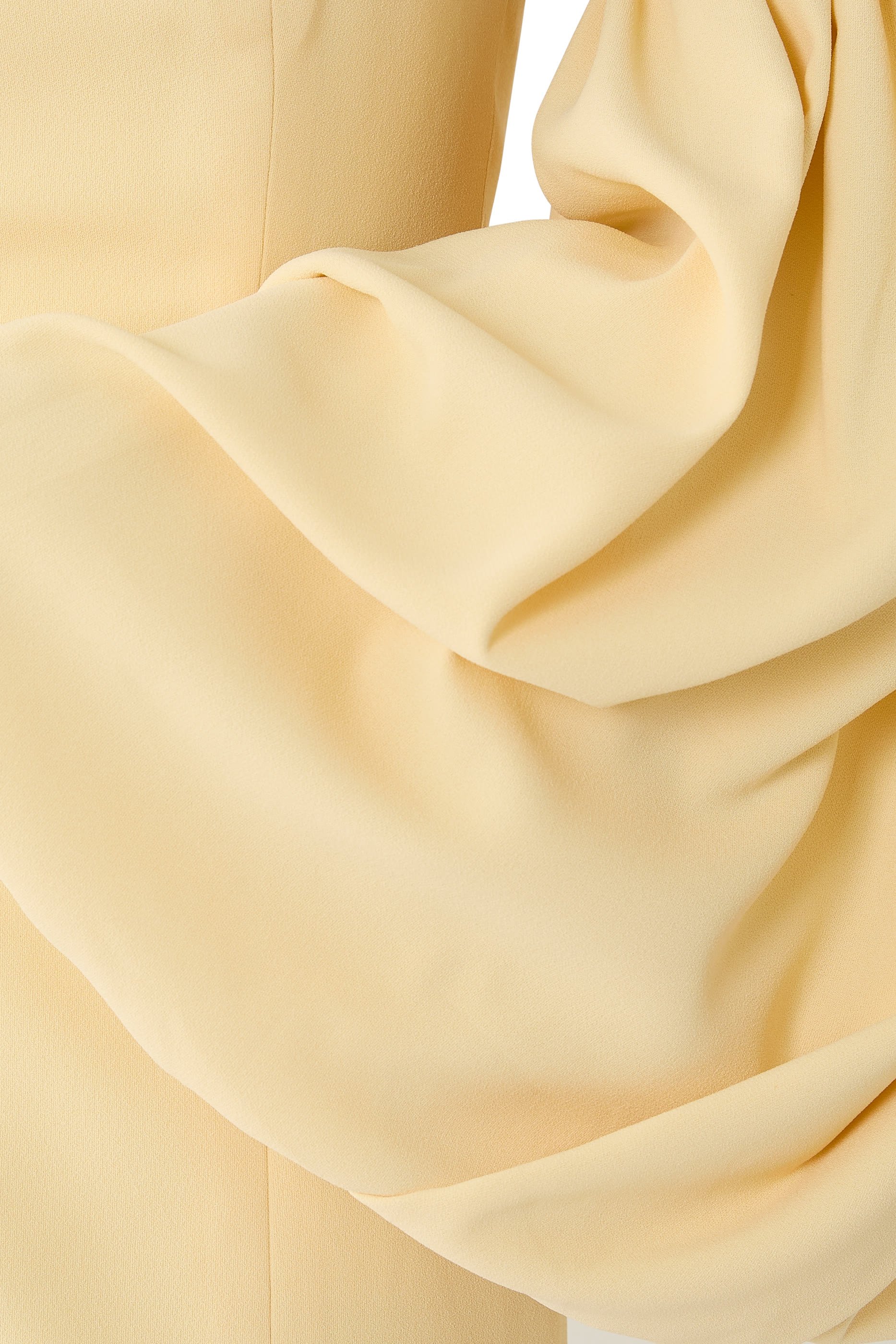 فستان سهرة بقصة ضيقة بأكتاف مكشوفة كريب