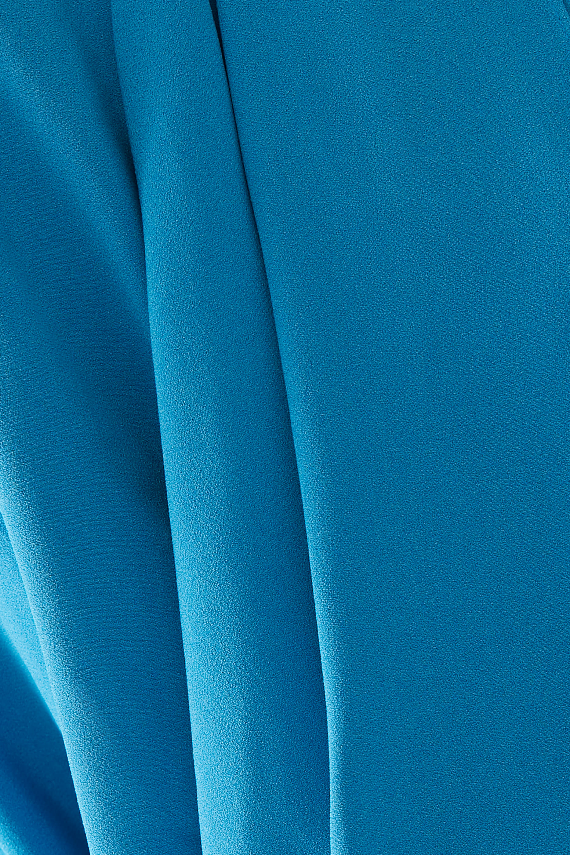 فستان قصير بتصميم غير متماثل بأكمام مع كاب