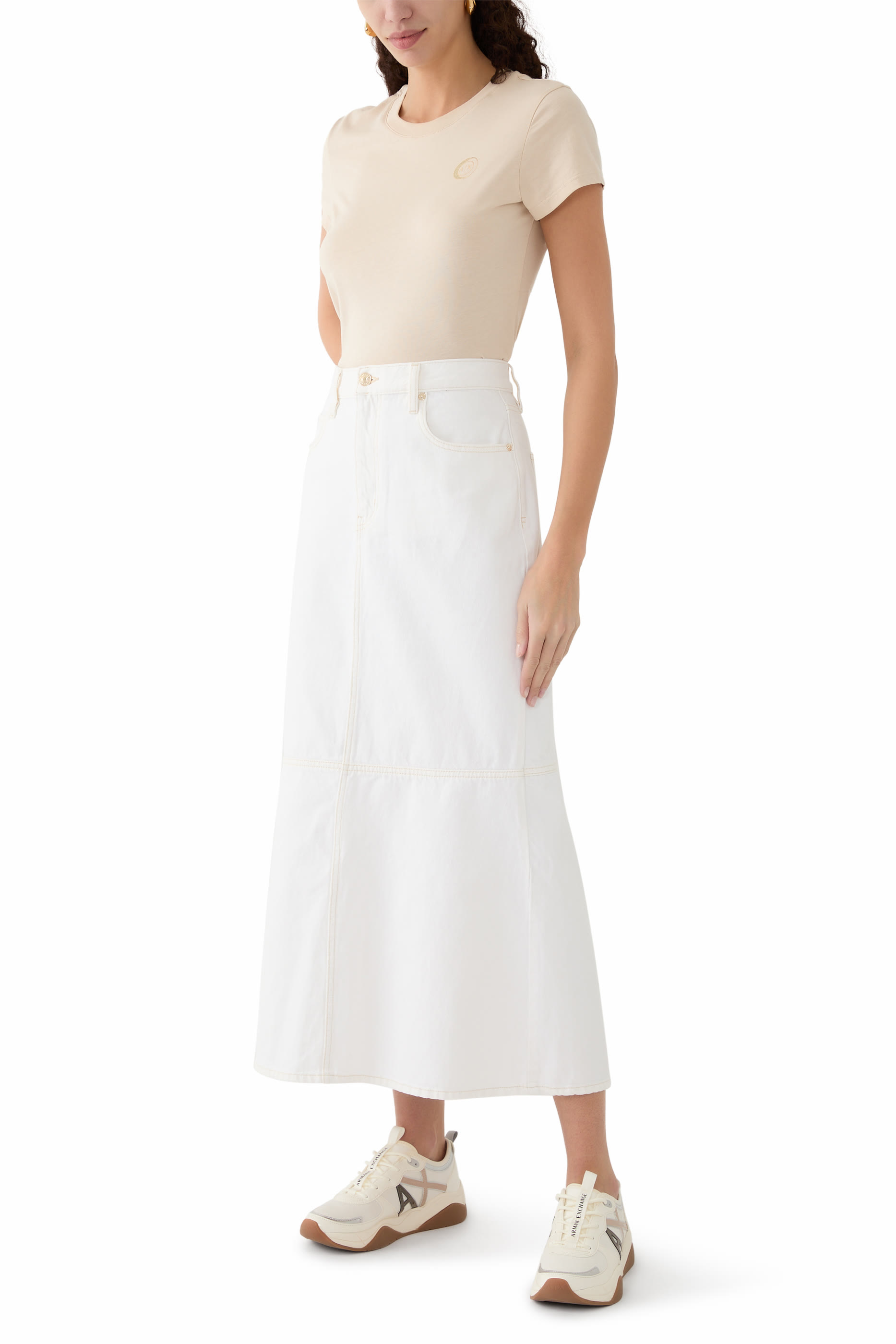 تيشيرت بقصة ضيقة وشعار الماركة