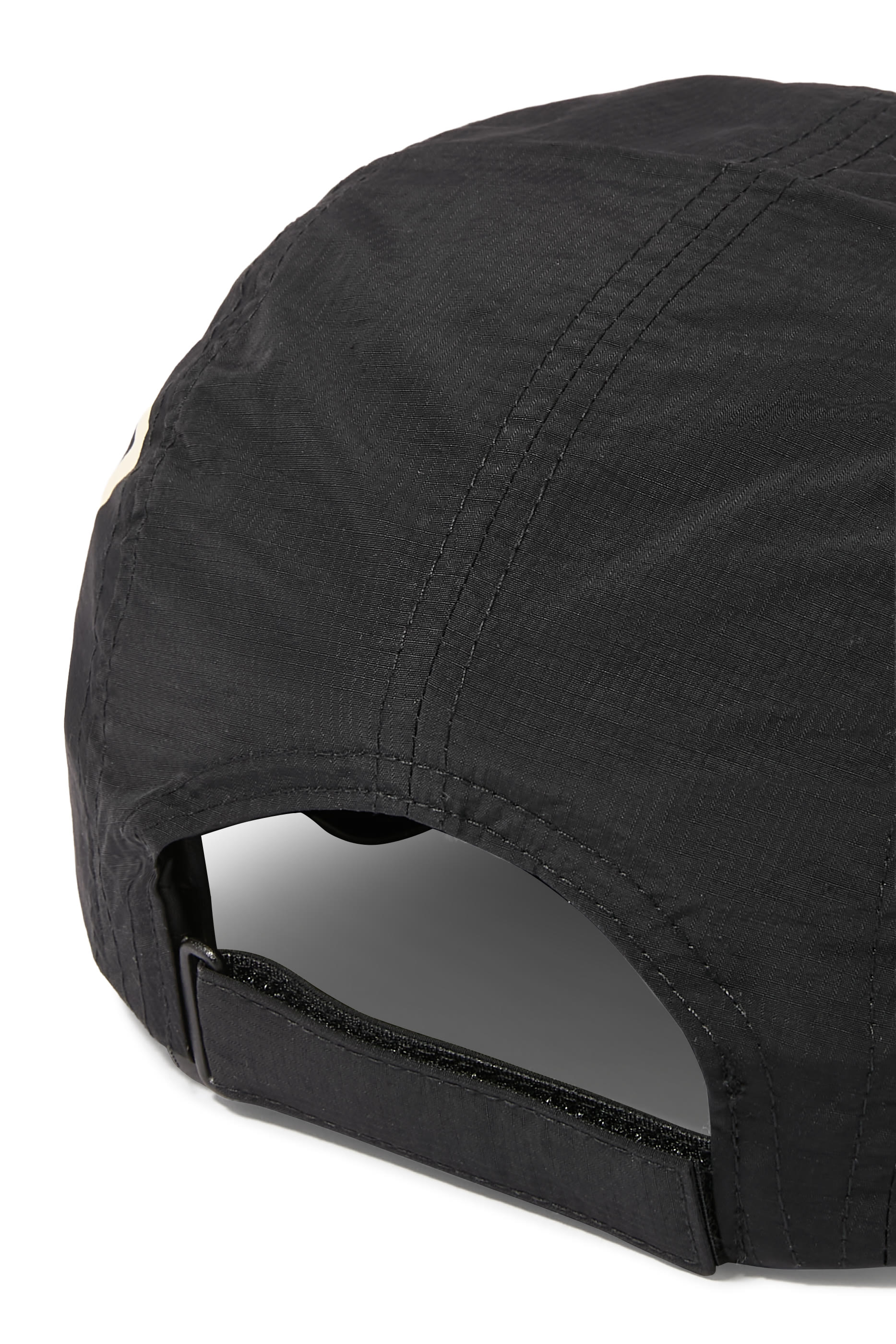 كاب بشعار الماركة