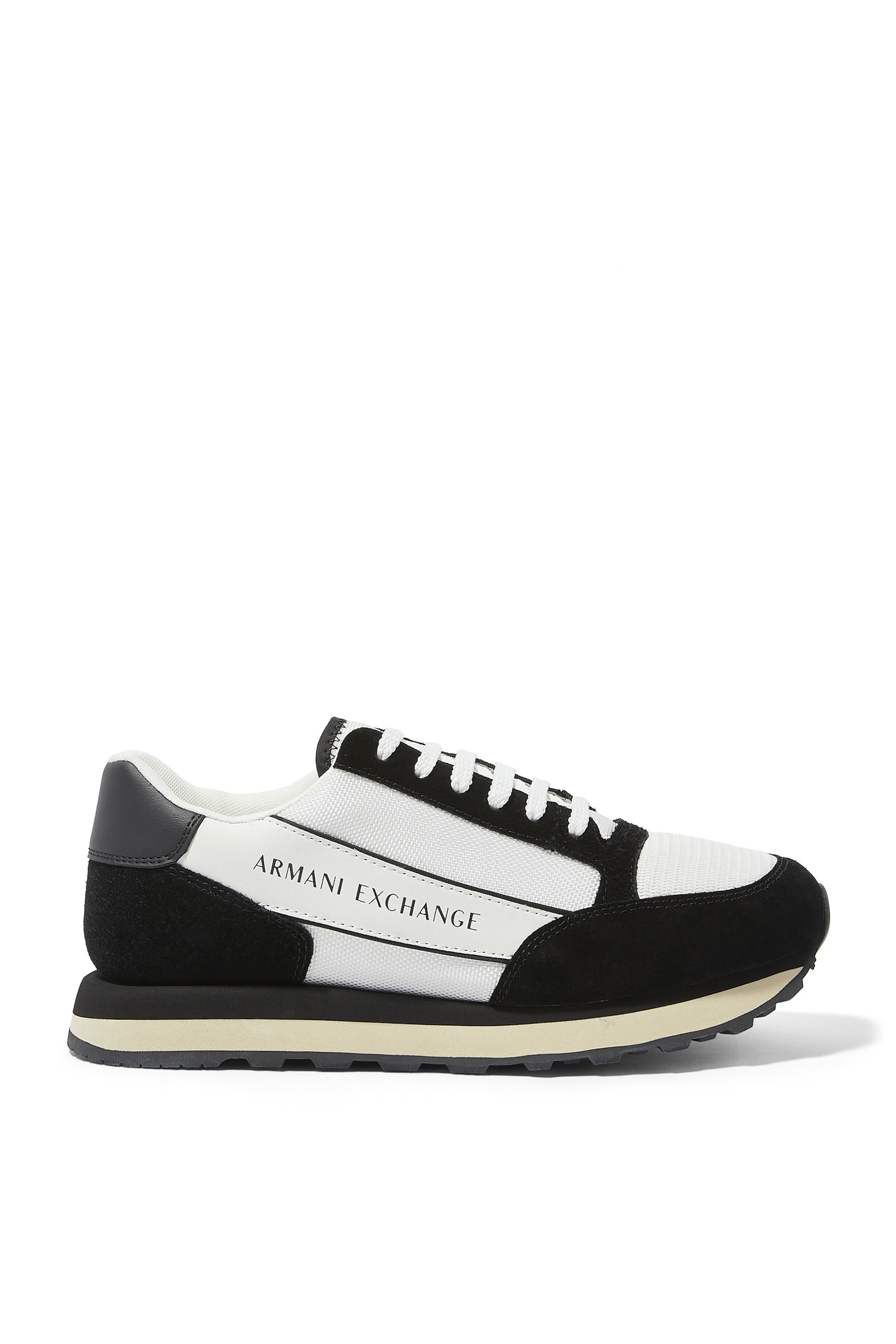 سنيكرز مزين بحروف شعار الماركة