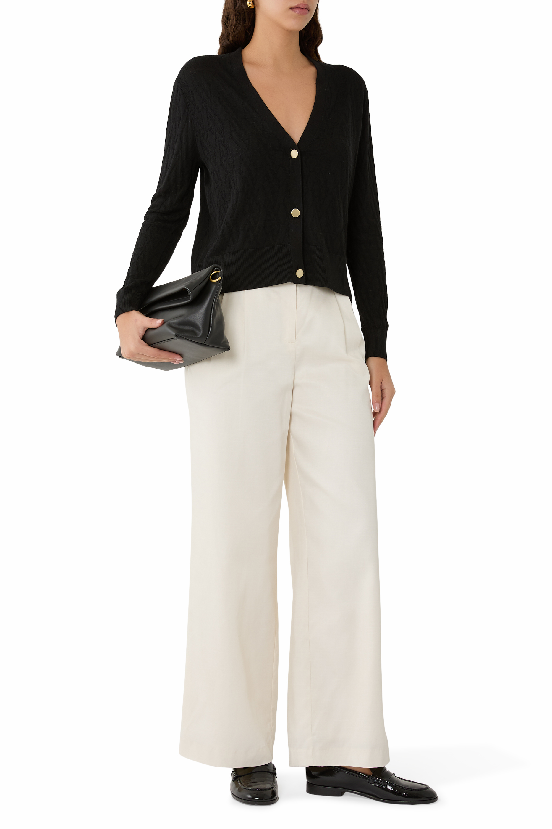 كارديجان بأزرار وحروف شعار الماركة