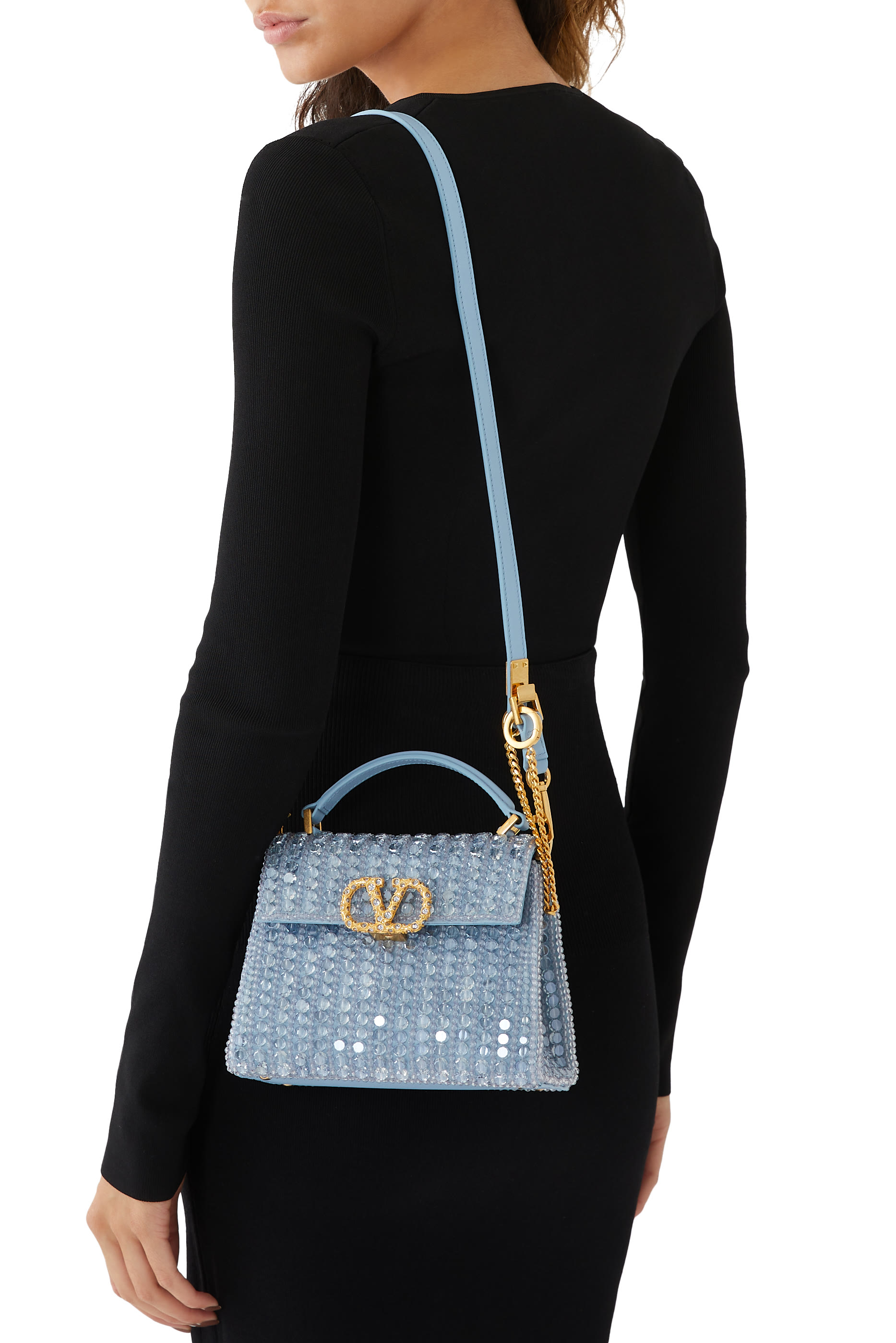 حقيب يد صغيرة مرصعة بأحجار ومزينة بحرف شعار الماركة 