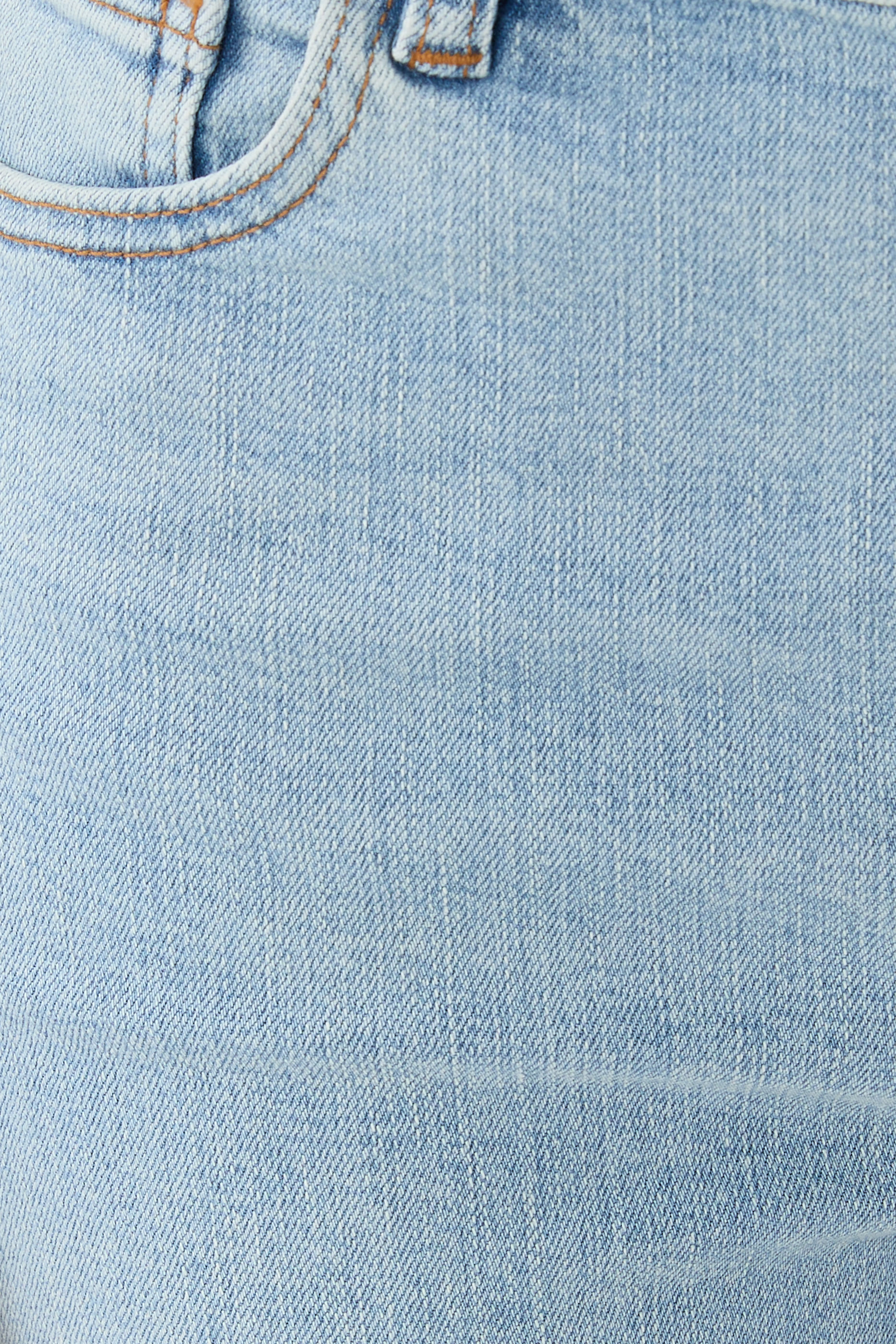 بنطال جينز لو سليك بقصة ساق مستقيمة