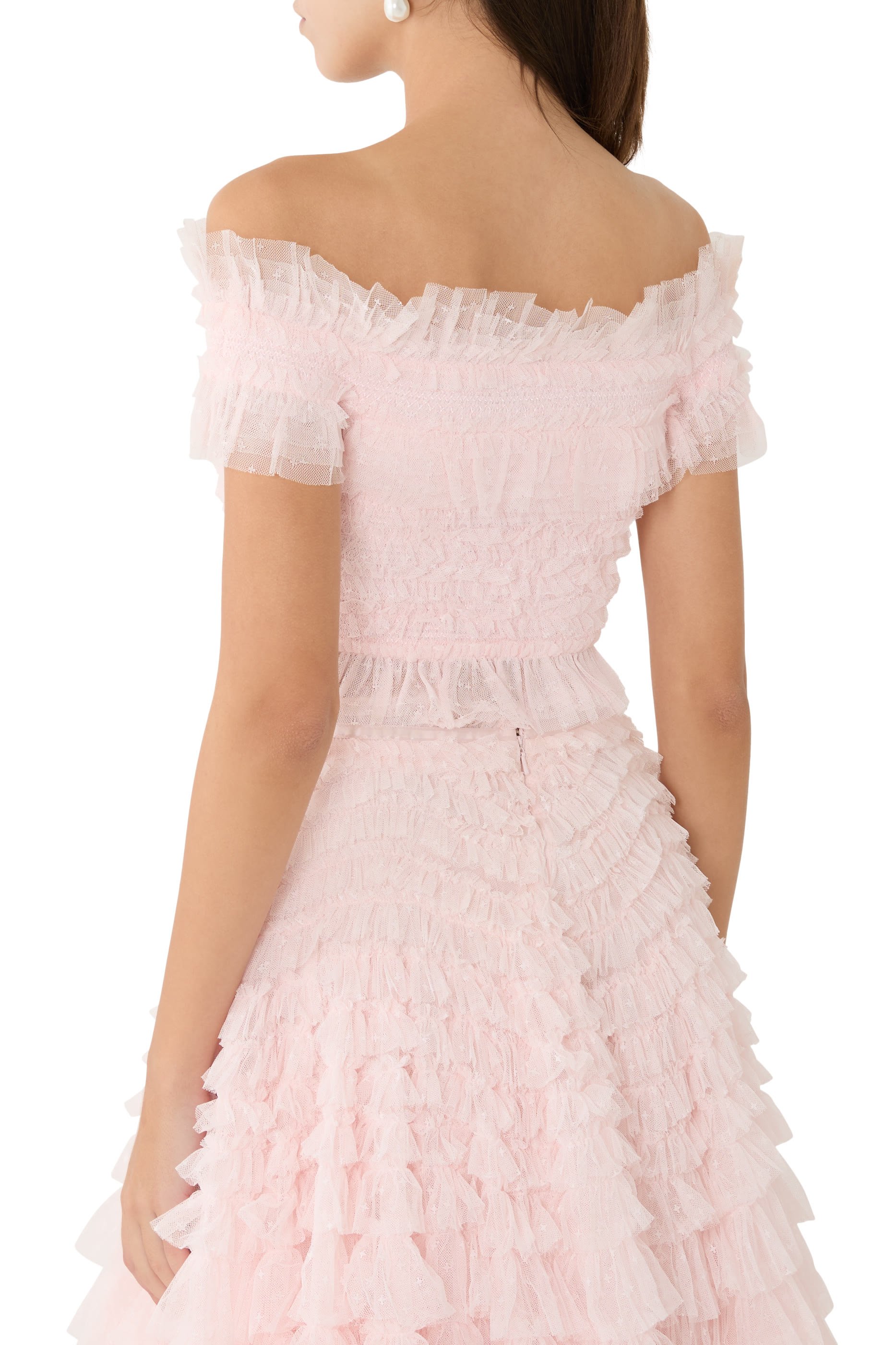 بلوزة هاتي بأكتاف مكشوفة وكشكش