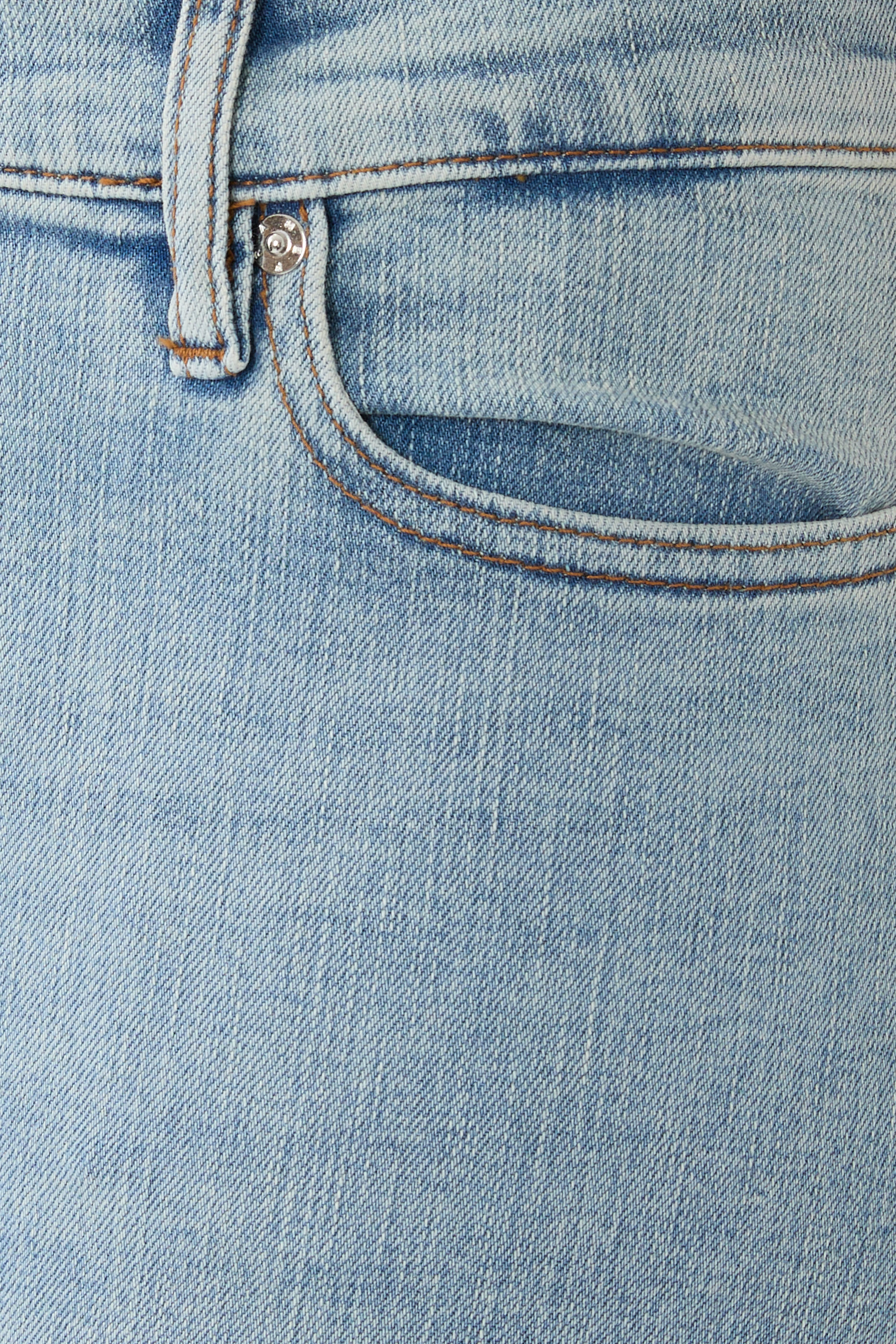 بنطال جينز بالازو بقصة ضيقة