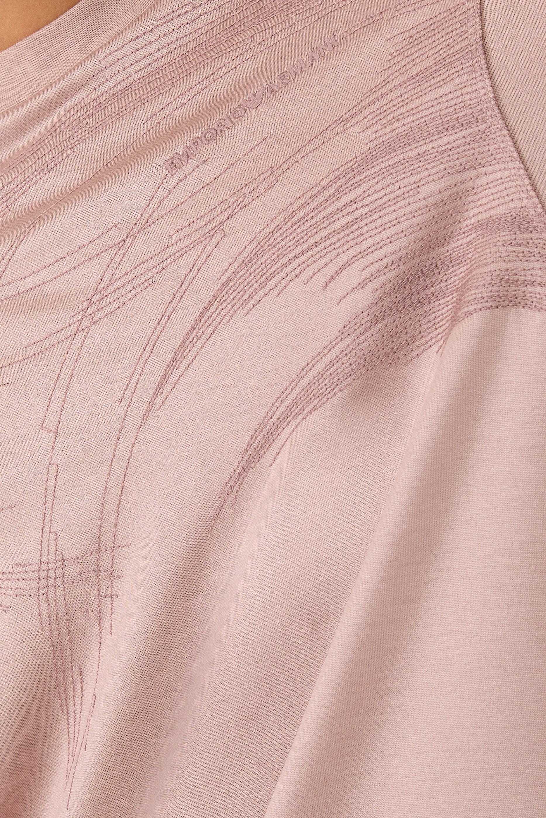 تيشيرت بأكمام قصيرة وشعار الماركة