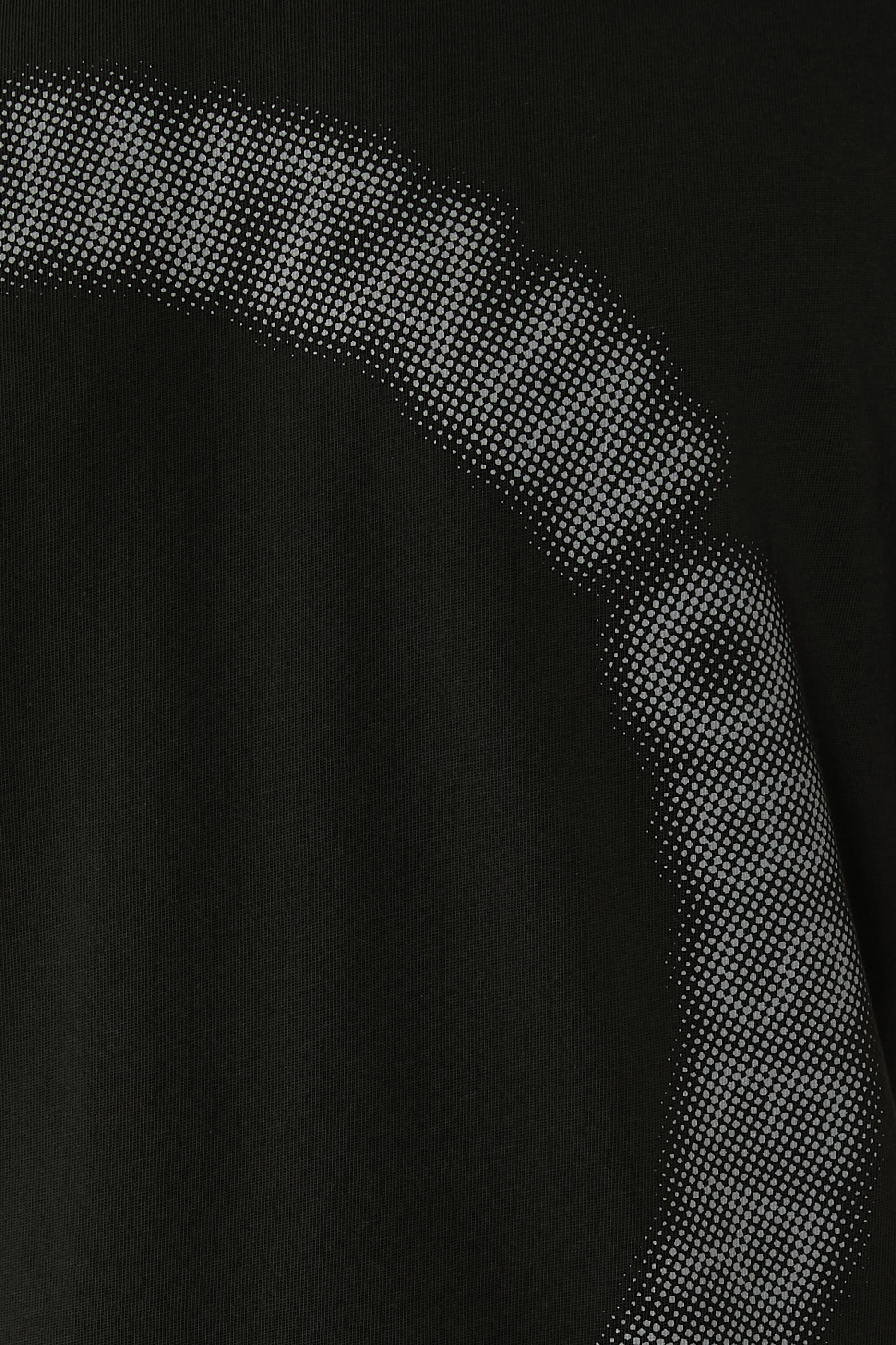 تيشيرت مزينة بشعار الماركة بتصميم دائري