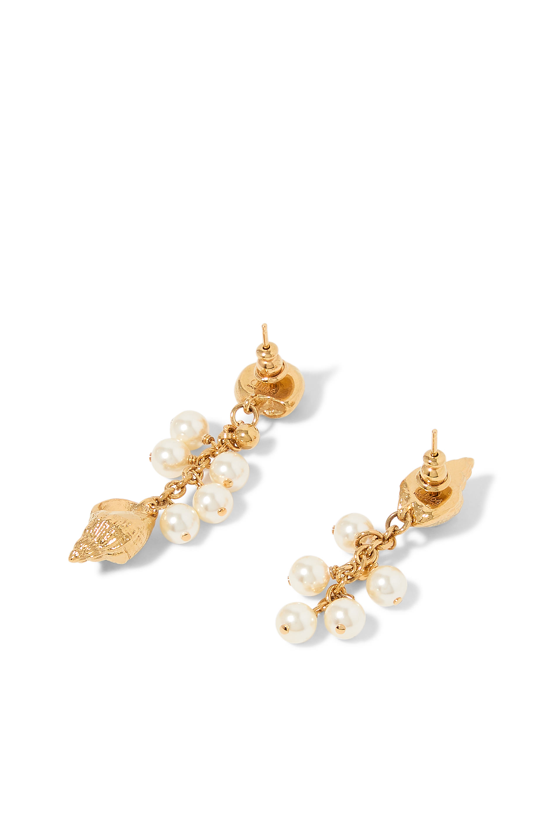 أقراط بتصميم صدفة