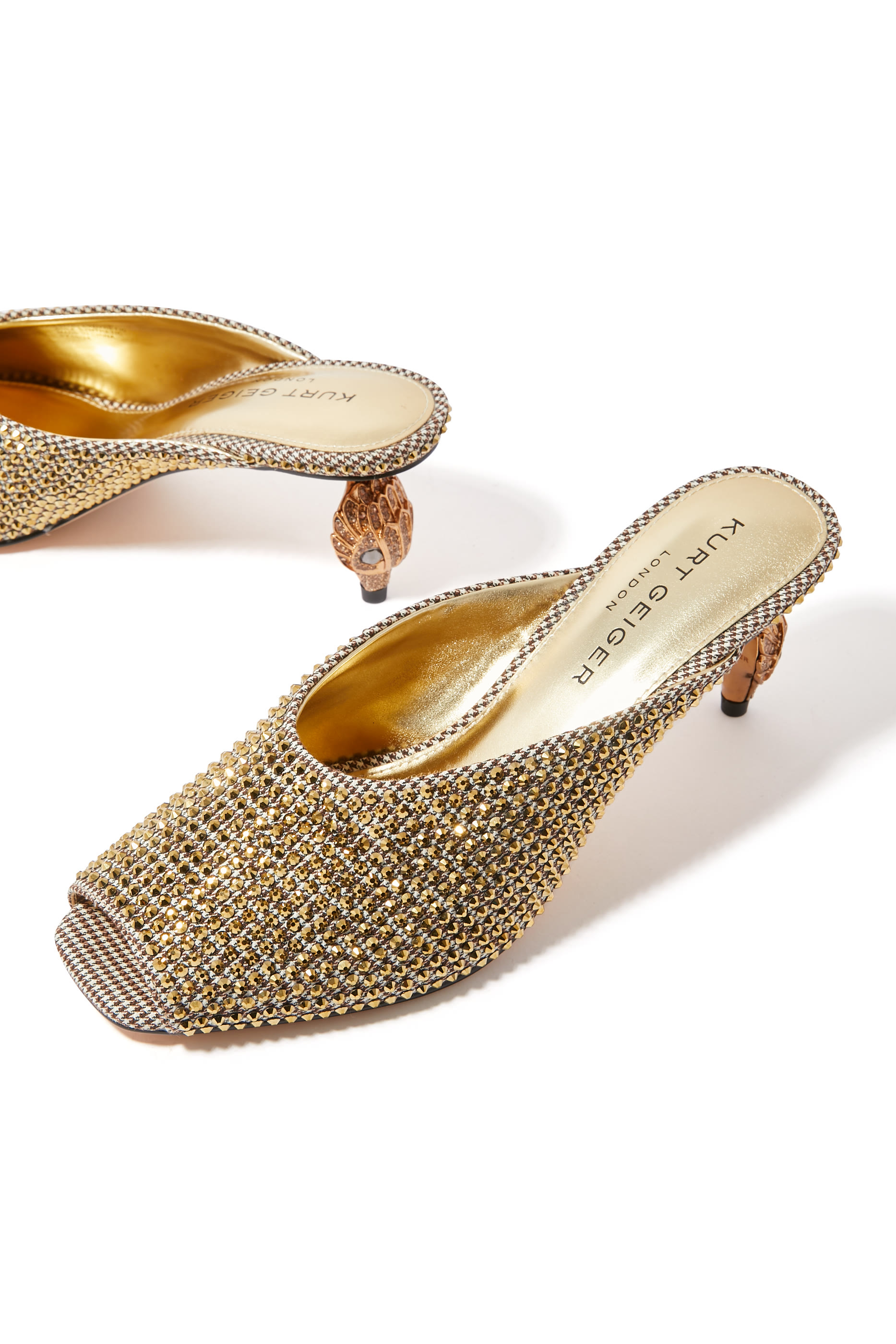 حذاء 60 مفتوح من الخلف بحلية شعار الماركة