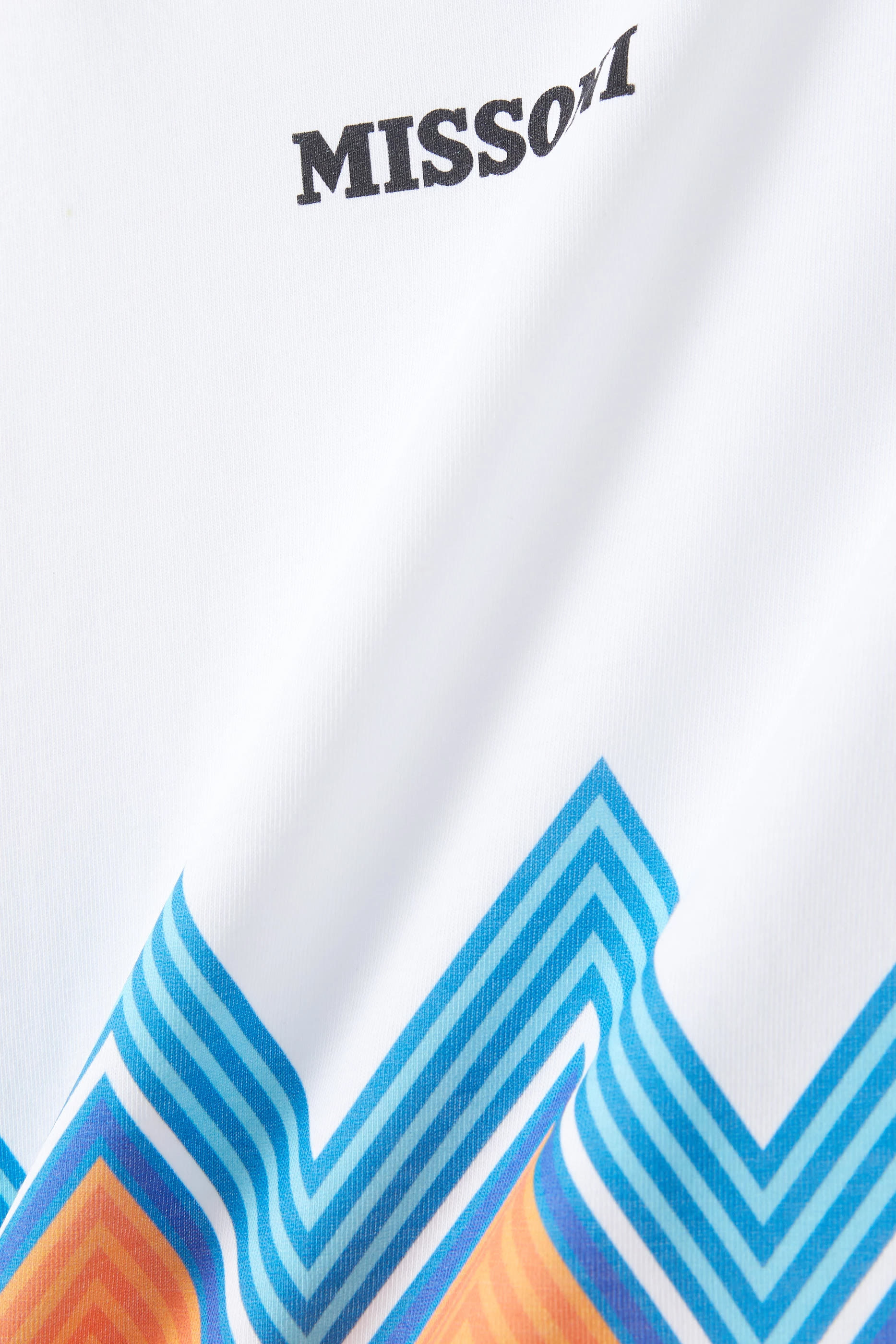 تيشيرت بشعار الماركة وطبعة خطوط متعرجة للأطفال