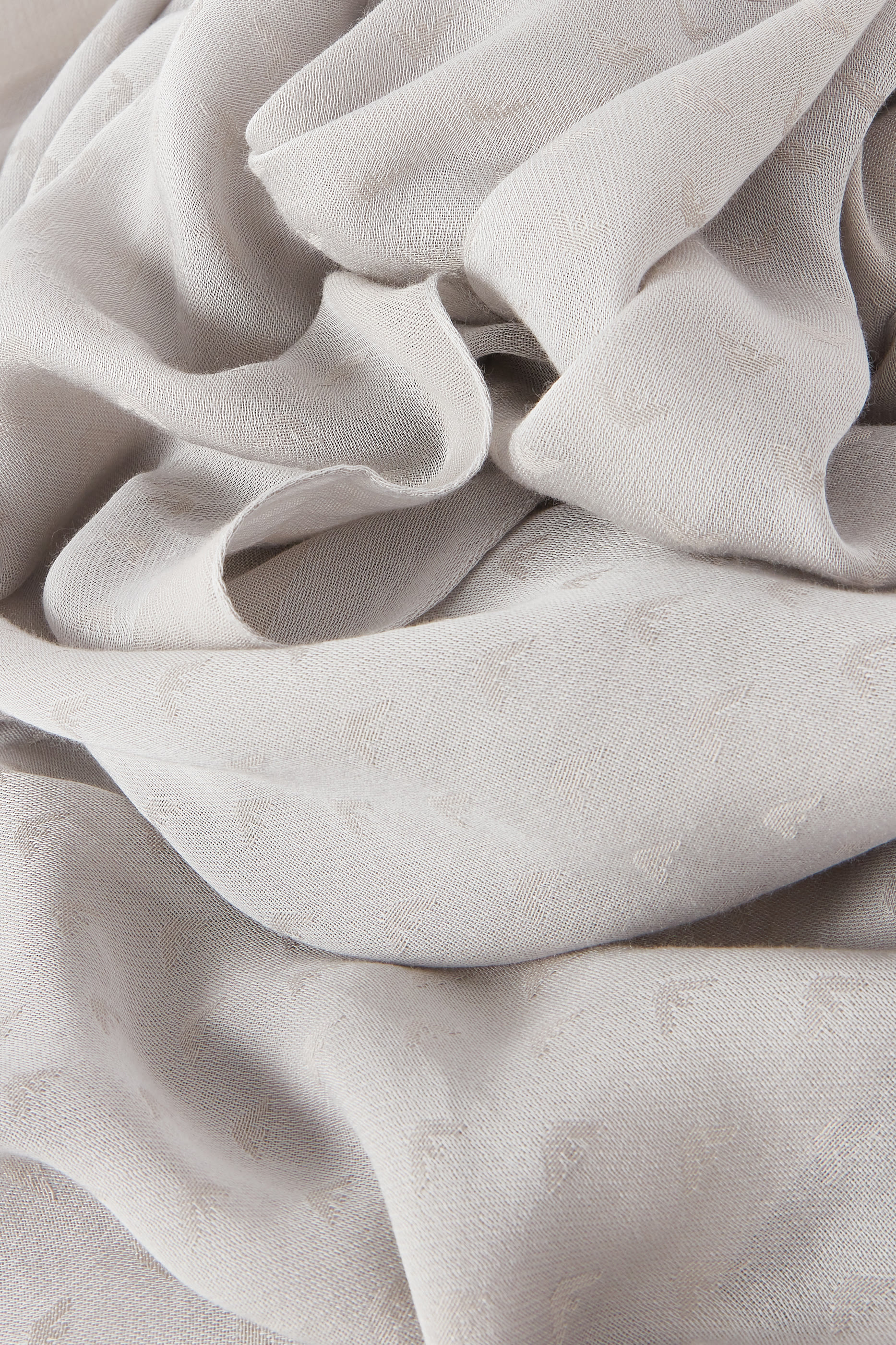 وشاح مزين كليا بشعار الماركة