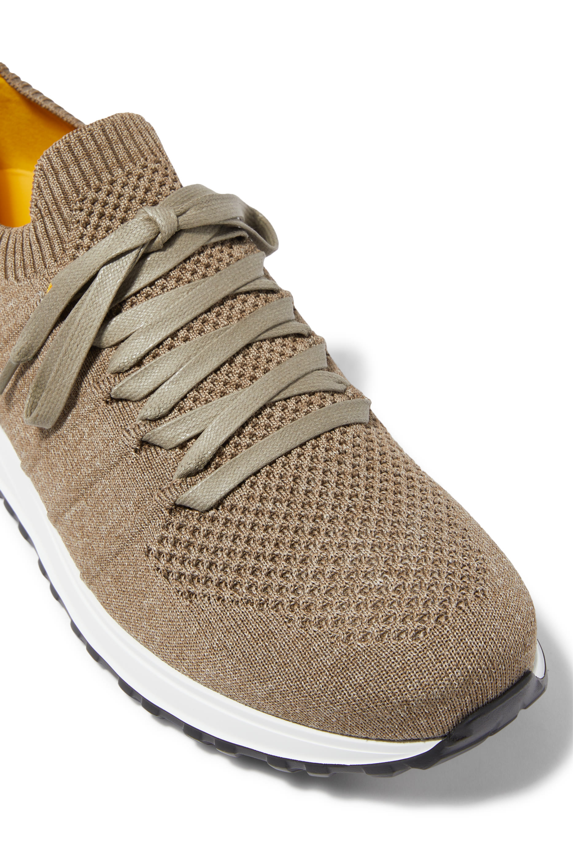 سنيكرز قماش معالج وجلد