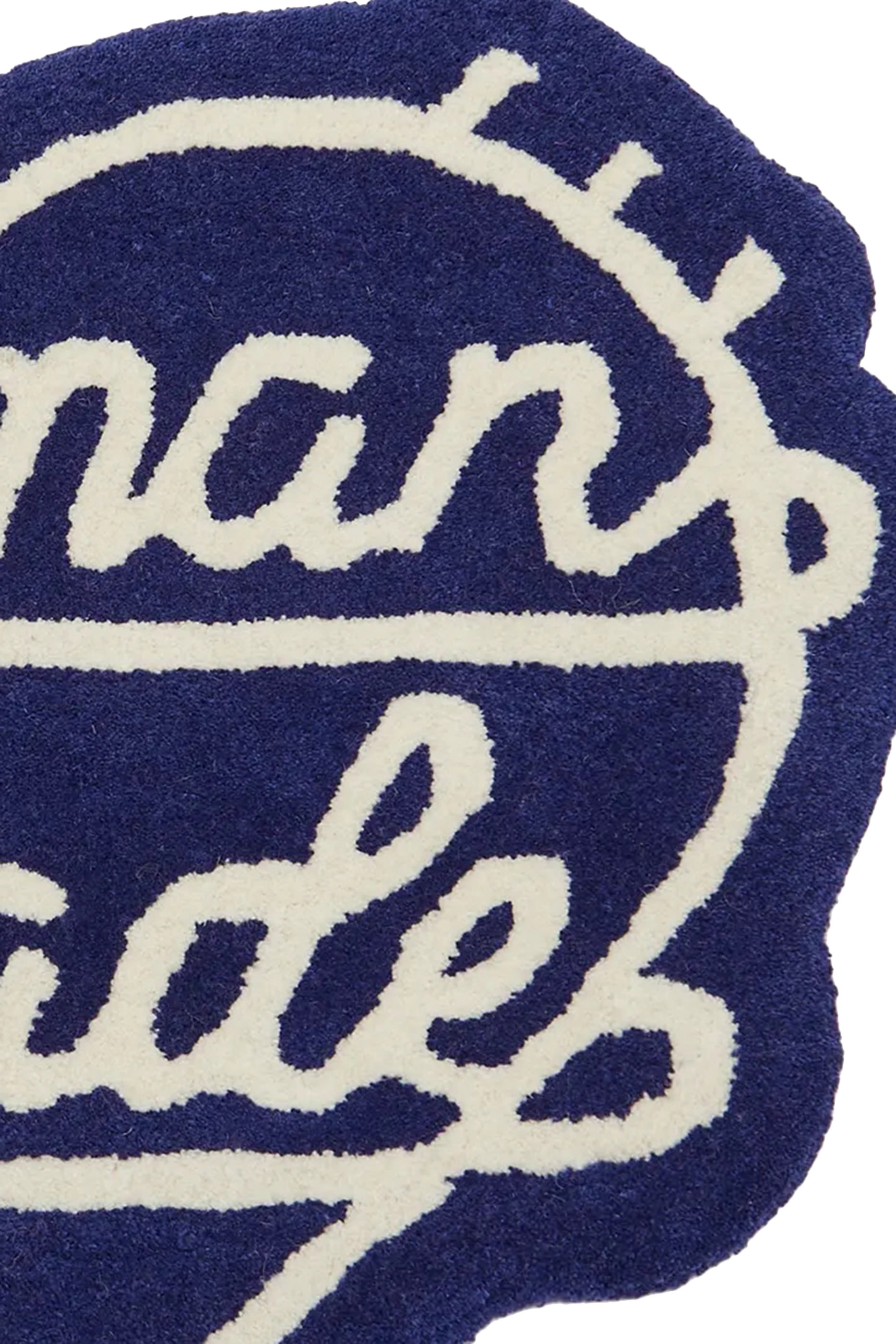 سجادة متوسطة بتصميم قلب