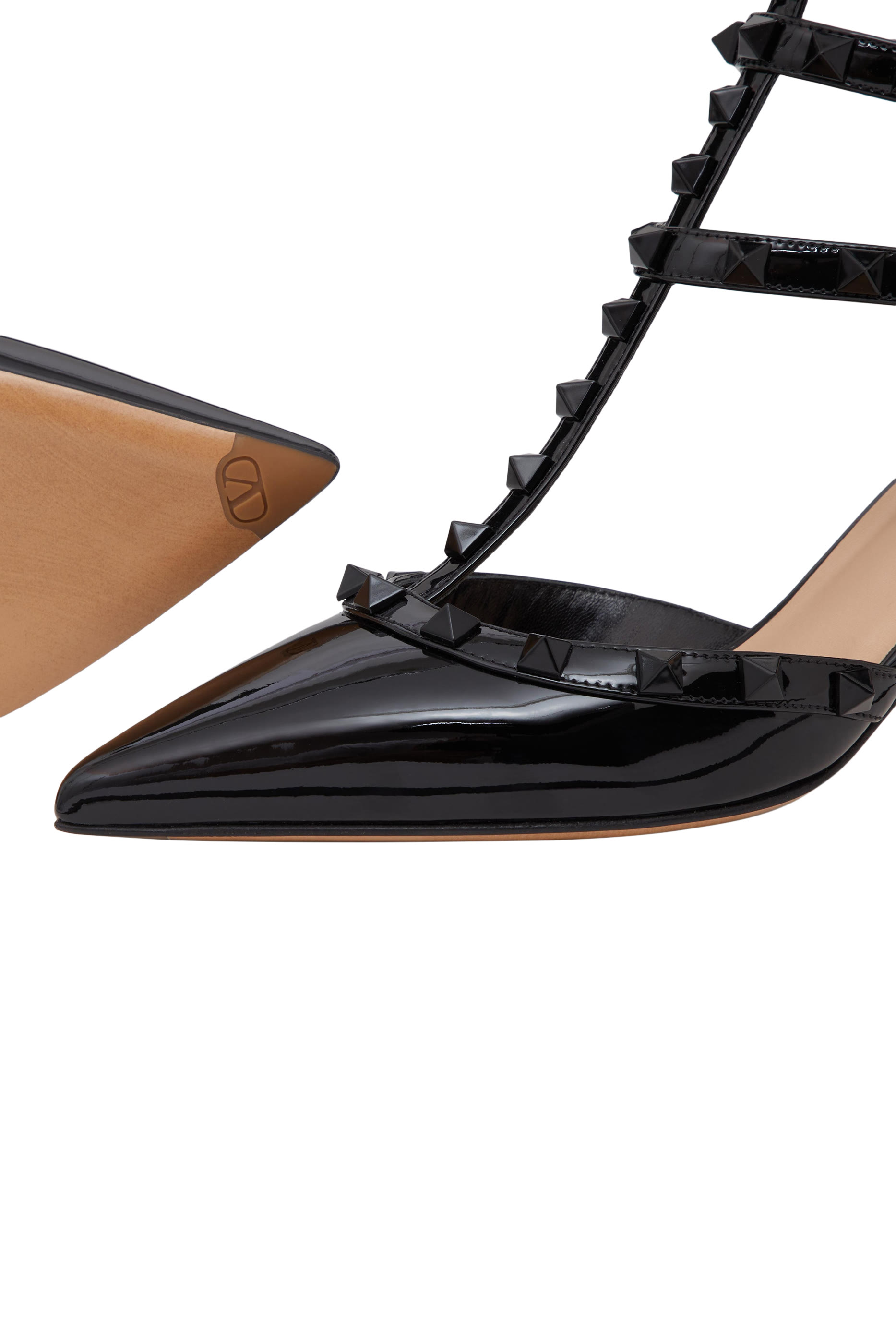 حذاء كلاسيك بمقدمة مدببة مزين بحلي هرمية