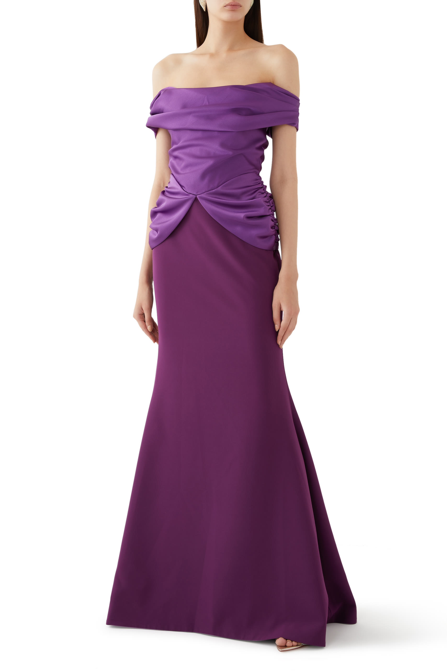 فستان سهرة بأكتاف متساقطة