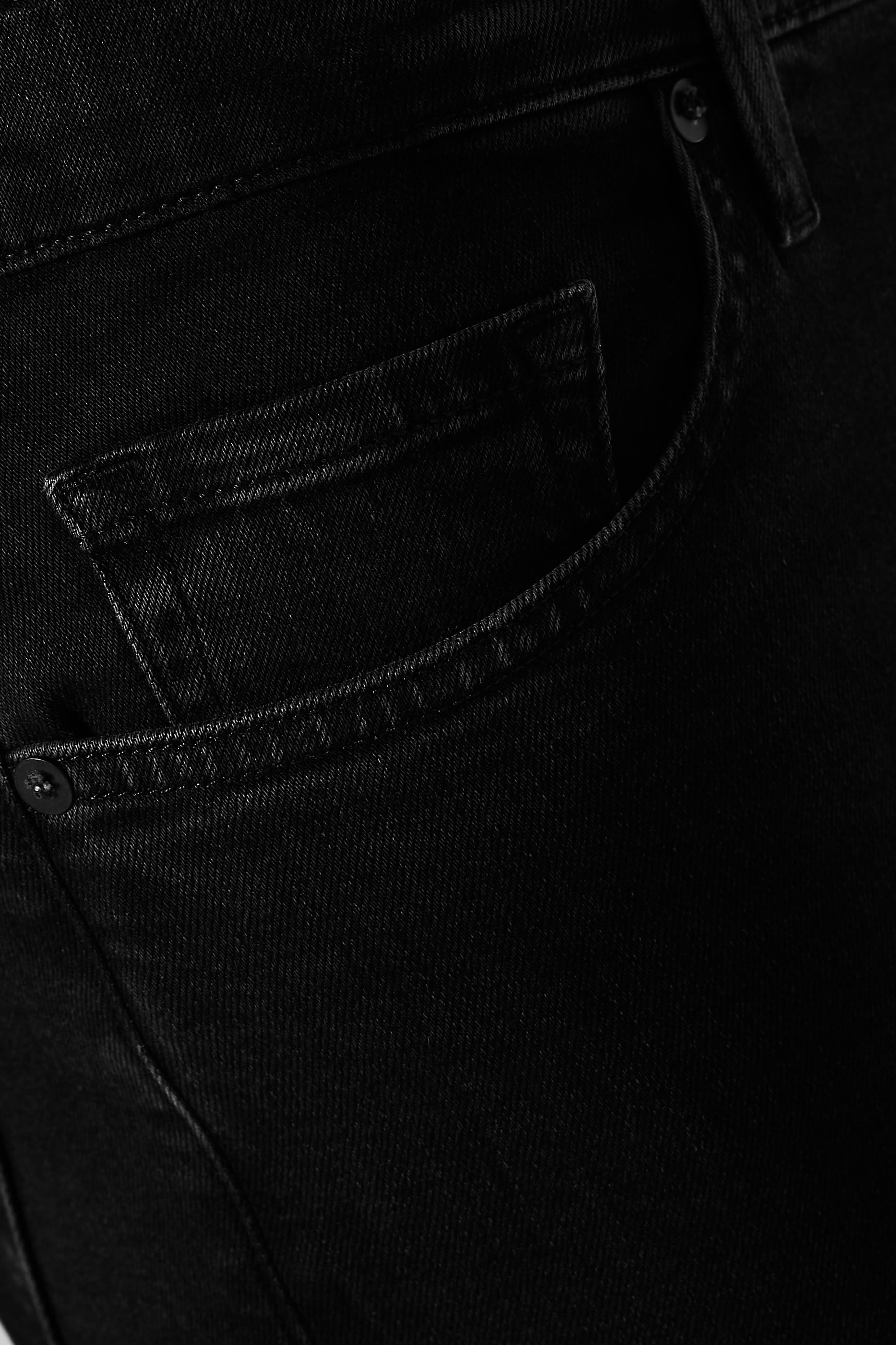 بنطال جينز بقصة ضيقة