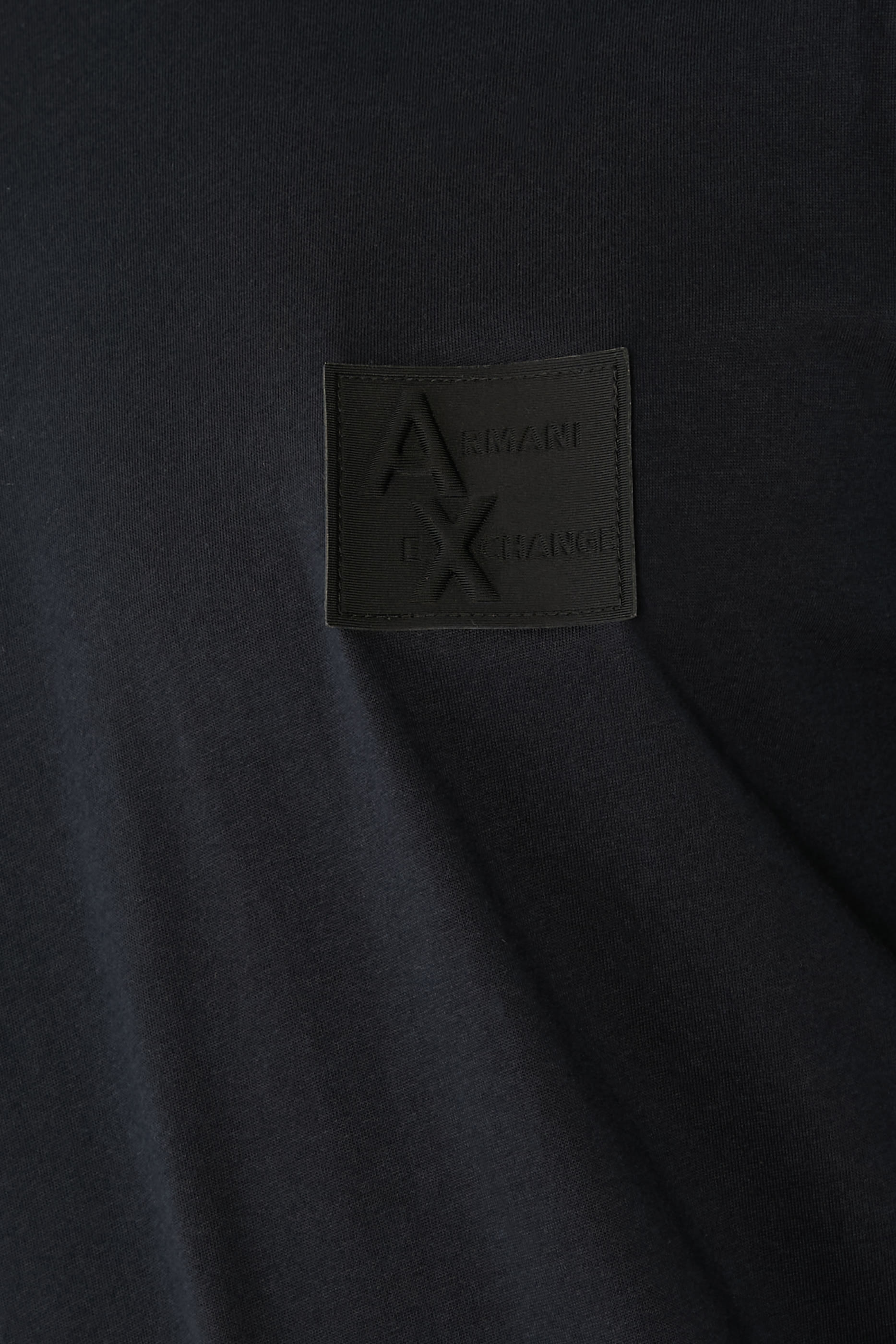 تيشيرت بقصة عادية مزين برقعة 