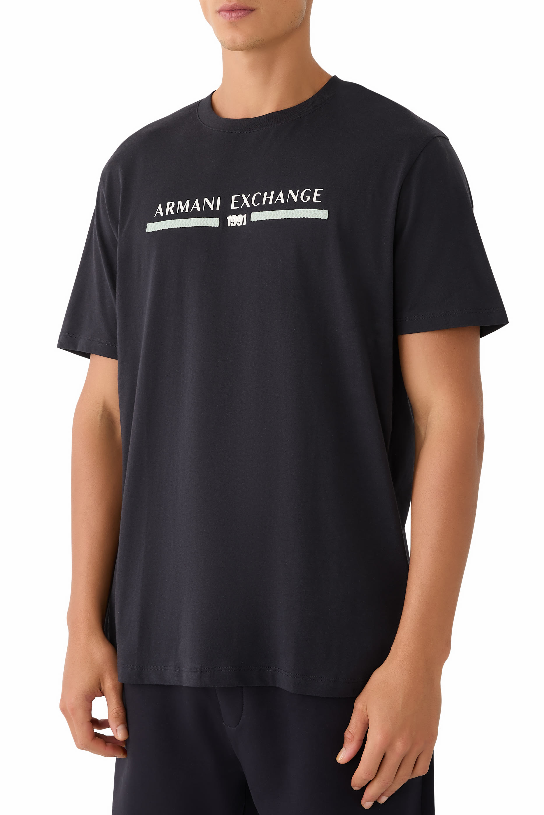 تيشيرت بأكمام قصيرة وشعار الماركة