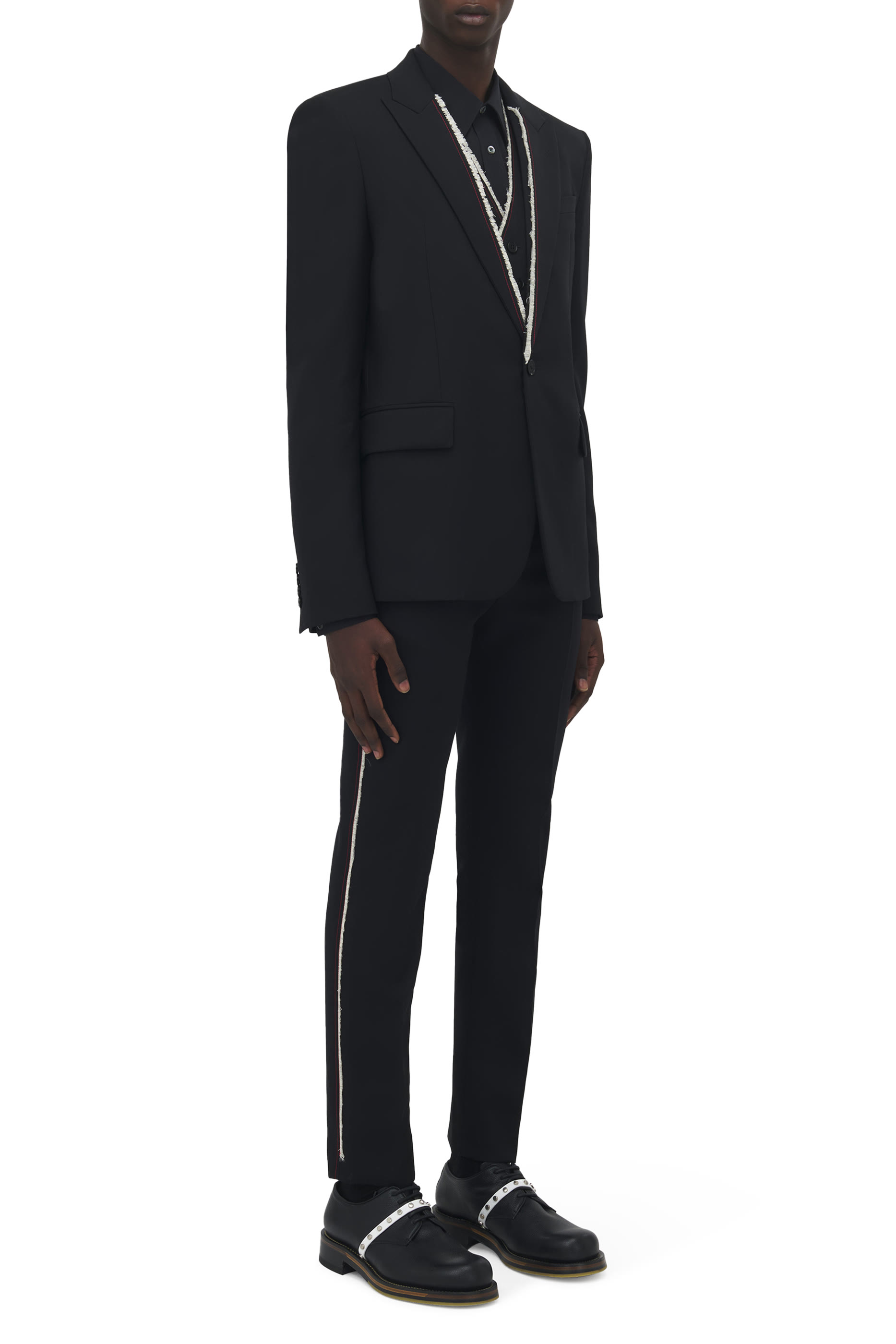 جاكيت بحواف غير محاكة