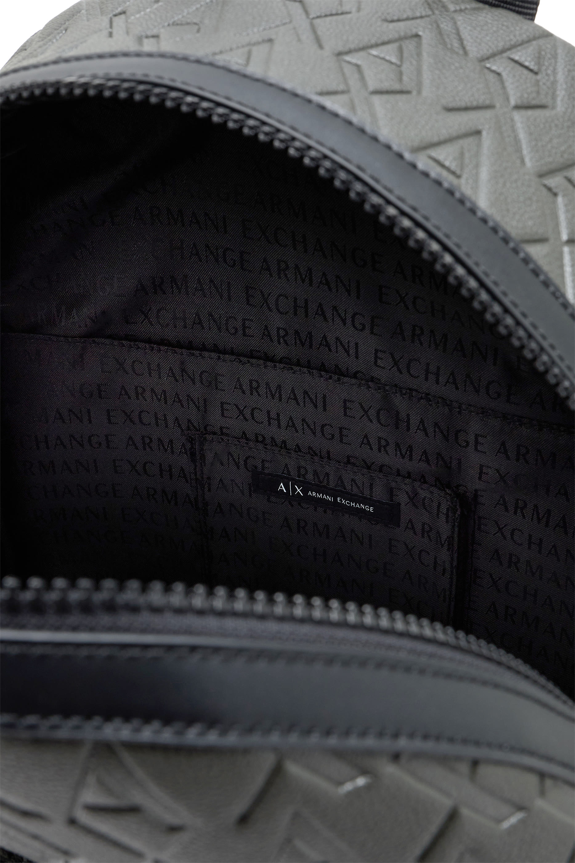 حقيبة ظهر ليام مزينة كليا بشعار الماركة