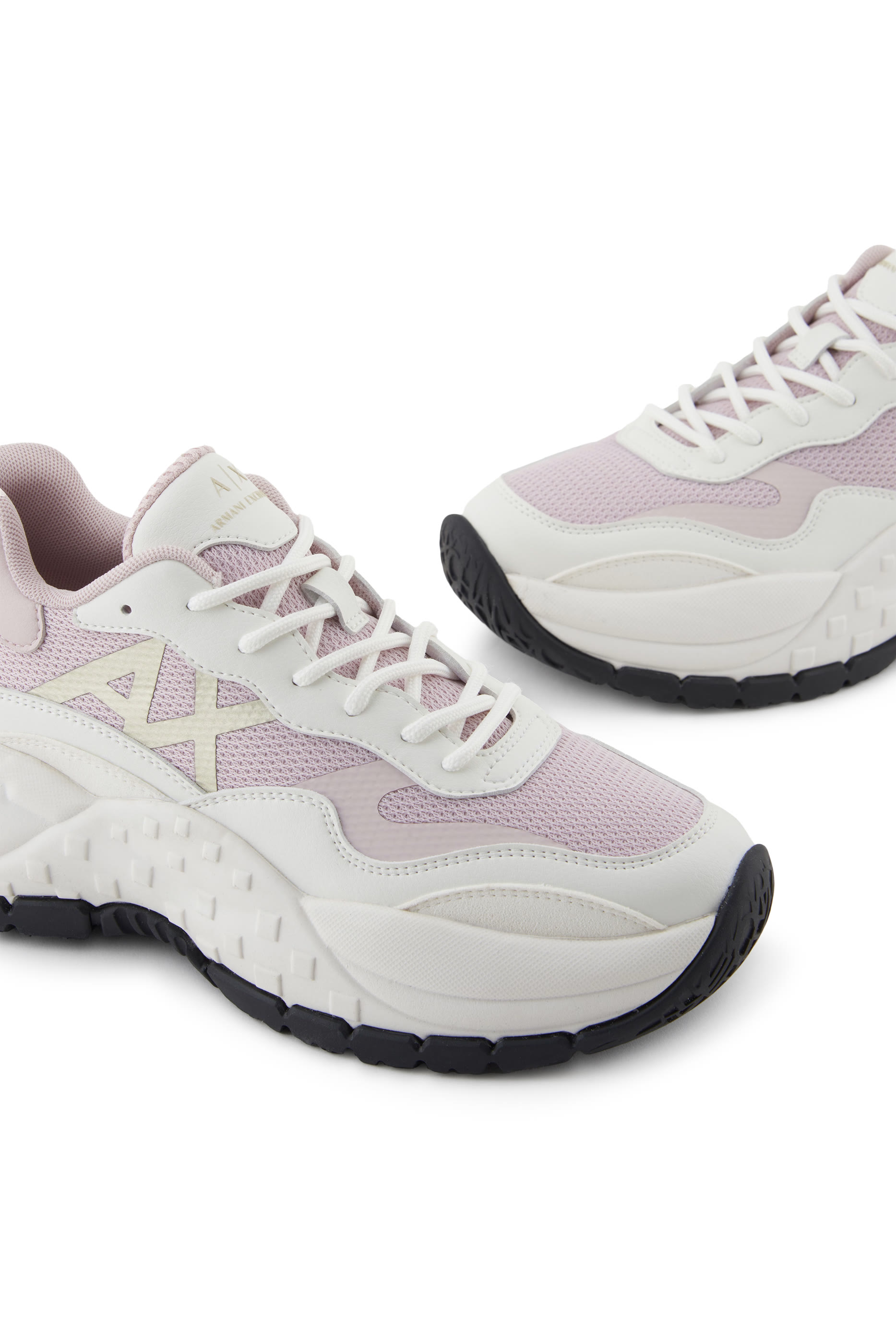 سنيكرز بنعل سميك وشعار الماركة