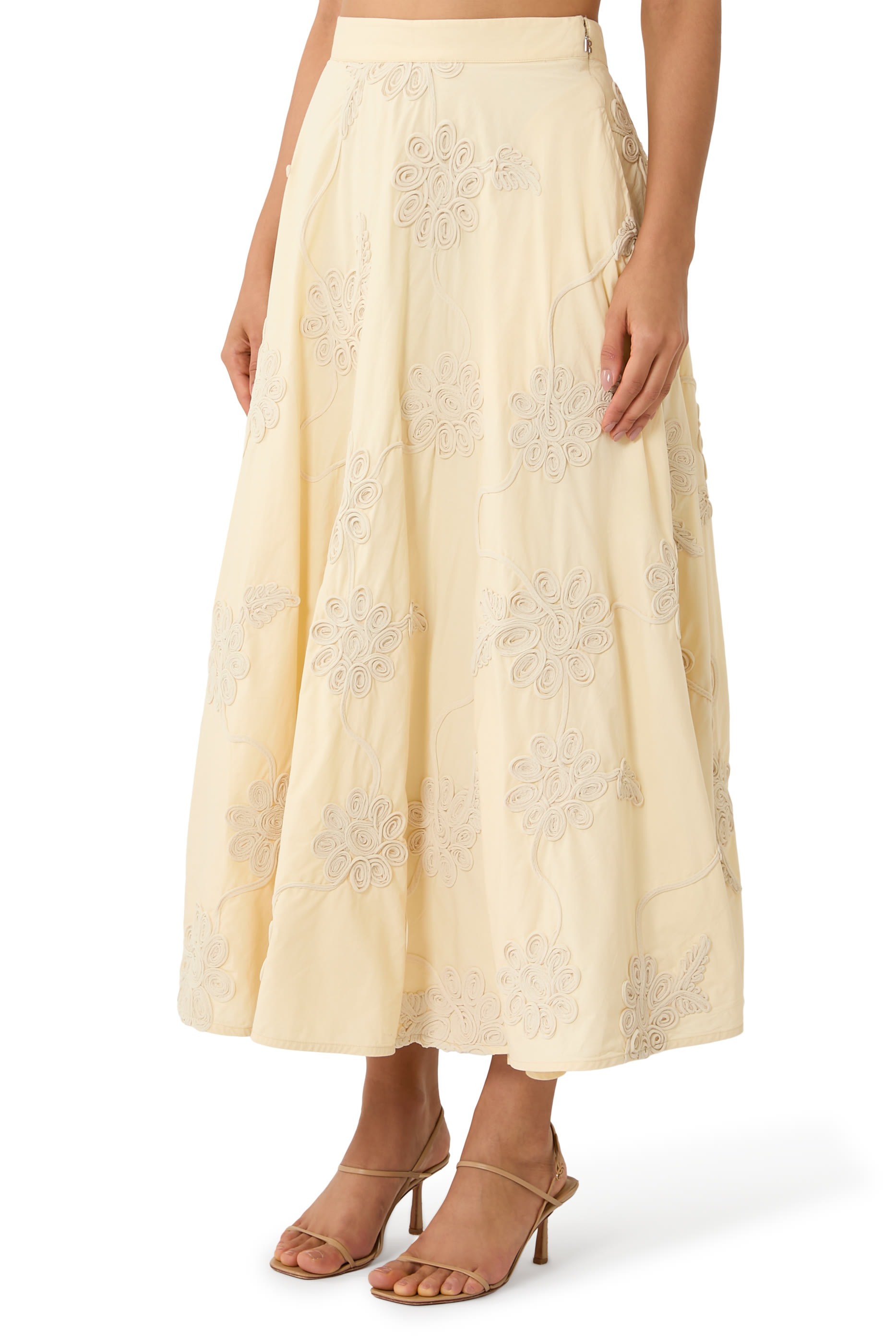 تنورة طويلة بتطريزات زهور