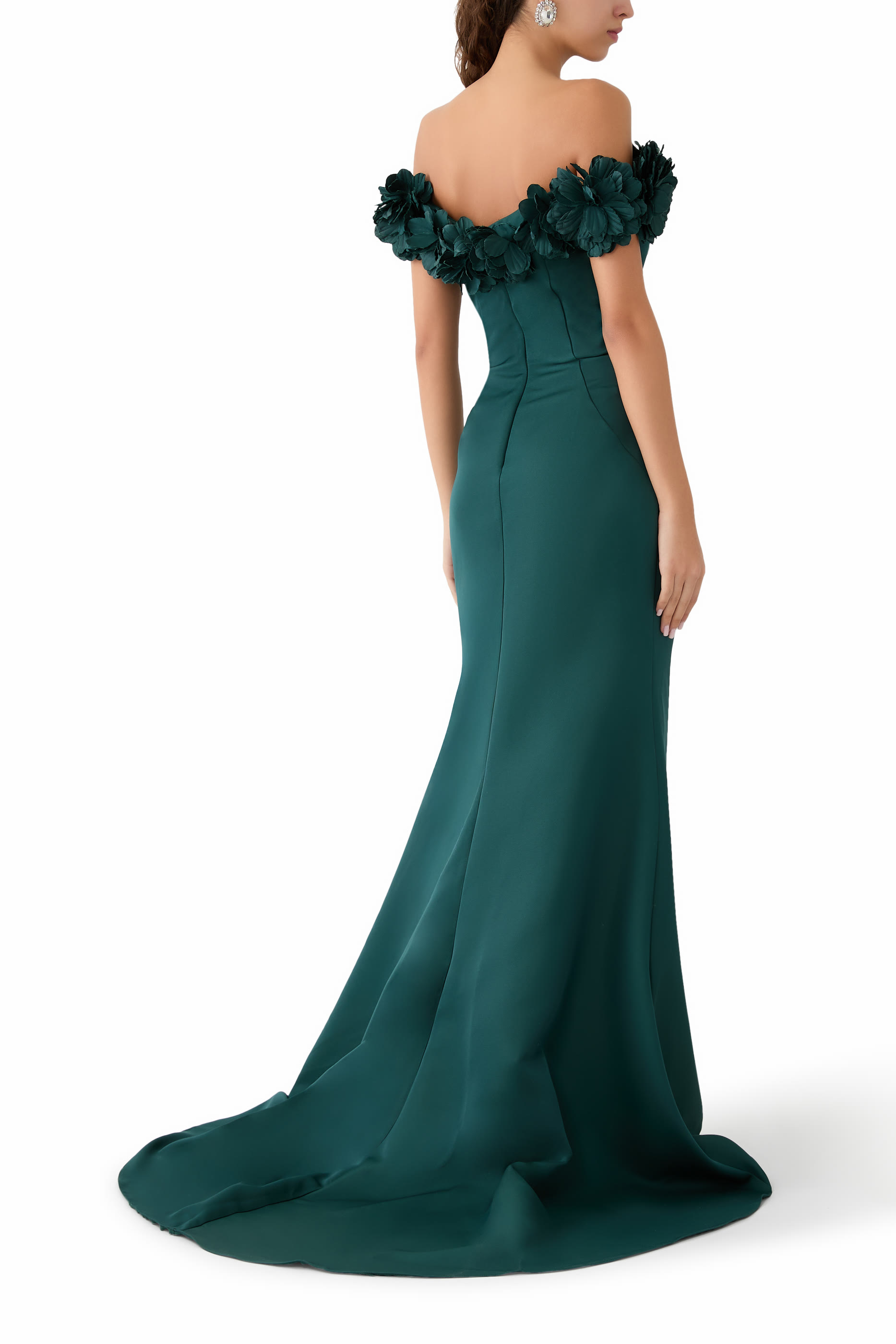 فستان سهرة مطرز بأكتاف مكشوفة وقصة حورية البحر