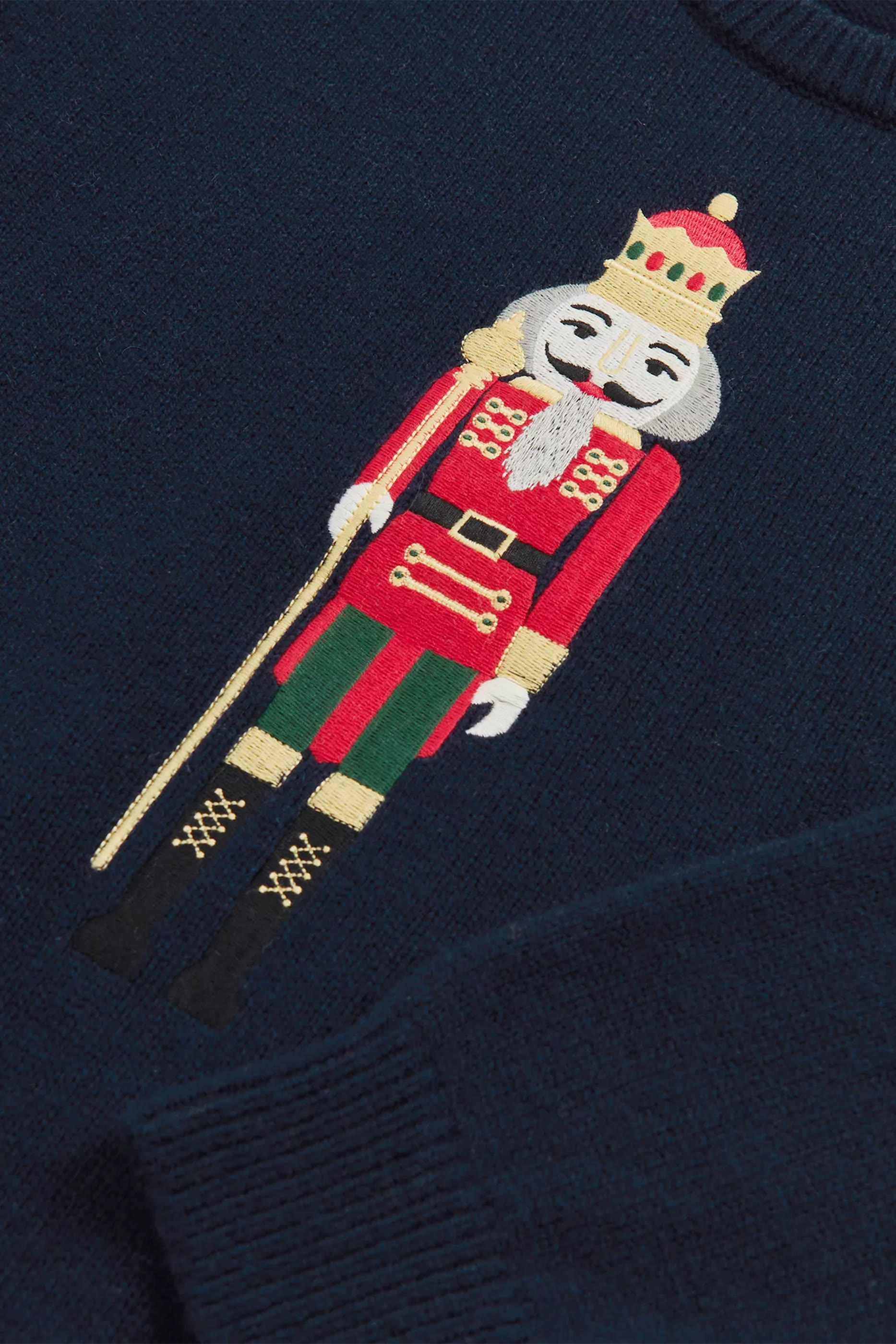 كنزة بياقة ضيقة وتطريز بتصميم كسارة بندق للأطفال