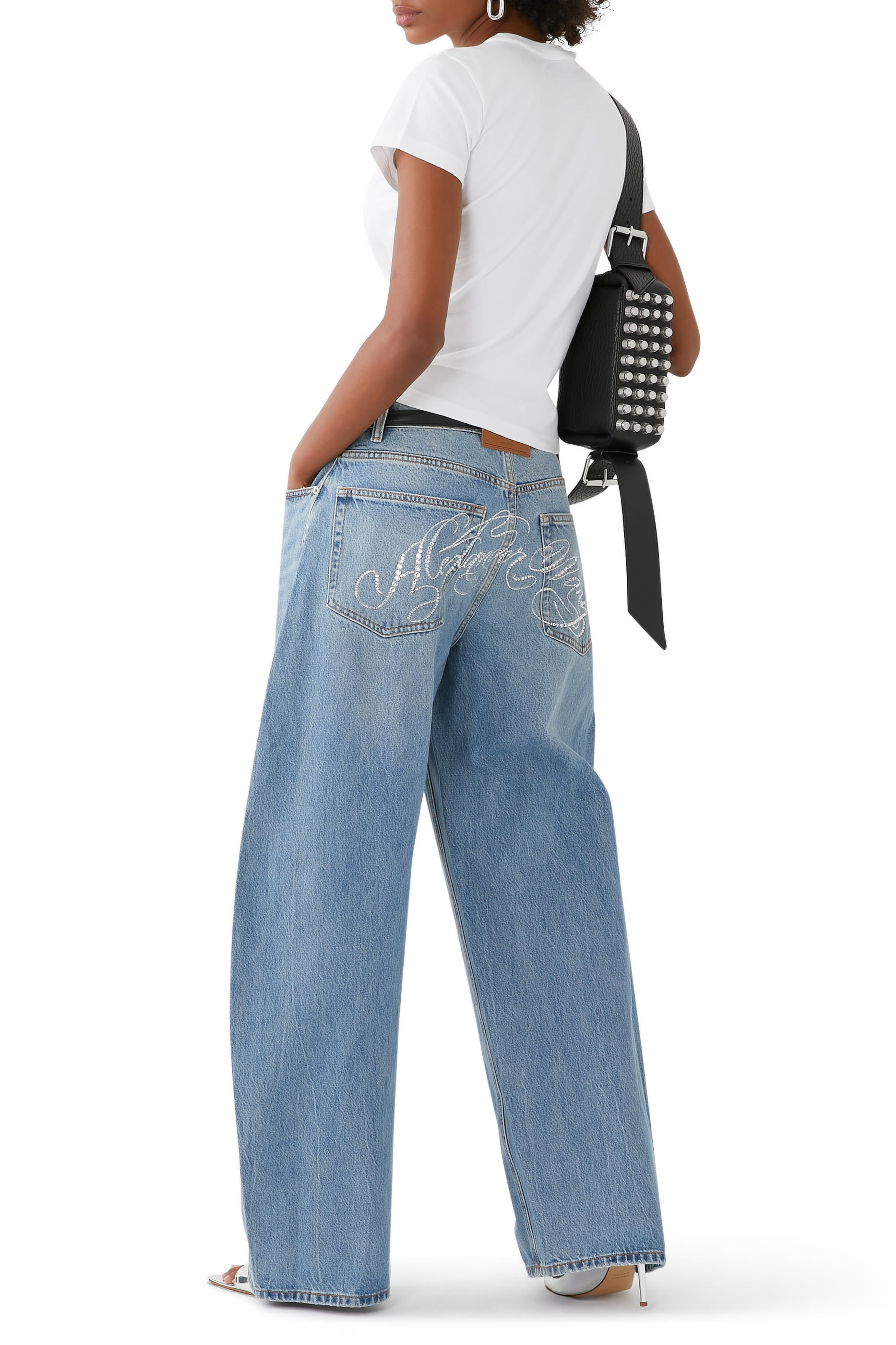 بنطال جينز بقصة ساق فضفاضة مستديرة بتفاصيل مجعدة