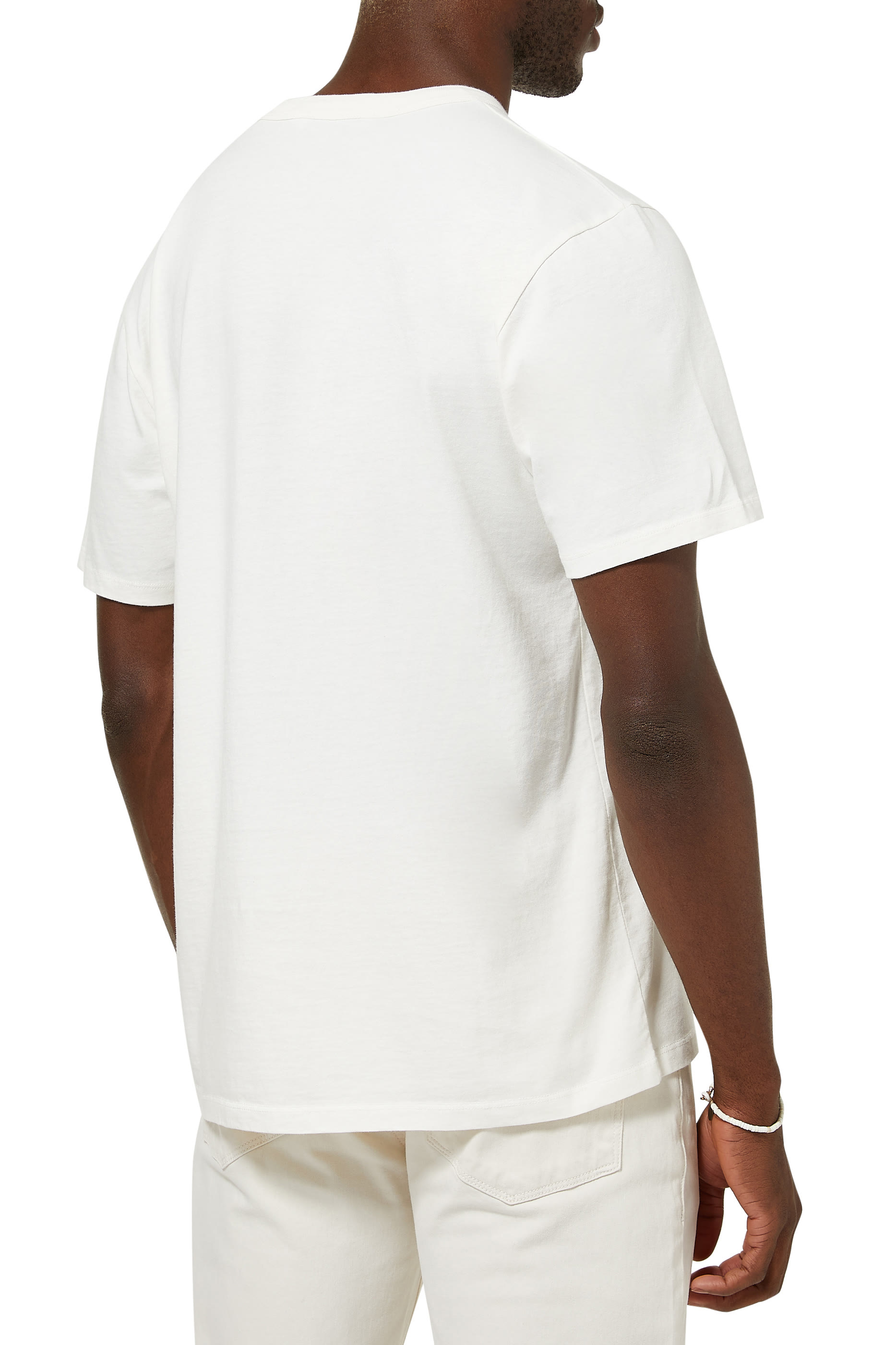 تيشيرت كلاسيكي مزين بشعار الماركة بخط يدوي