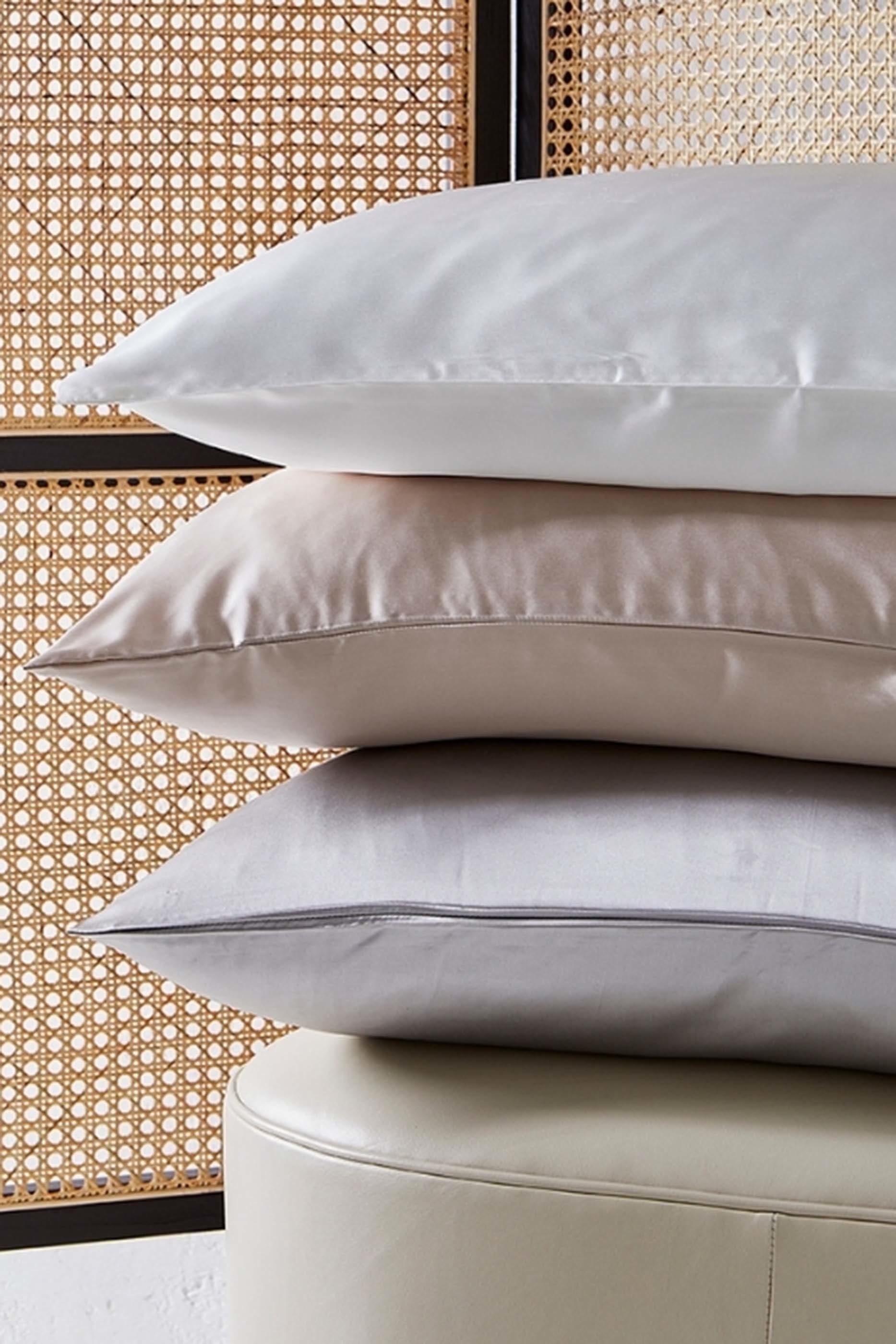 غطاء وسادة حرير في علبة هدايا