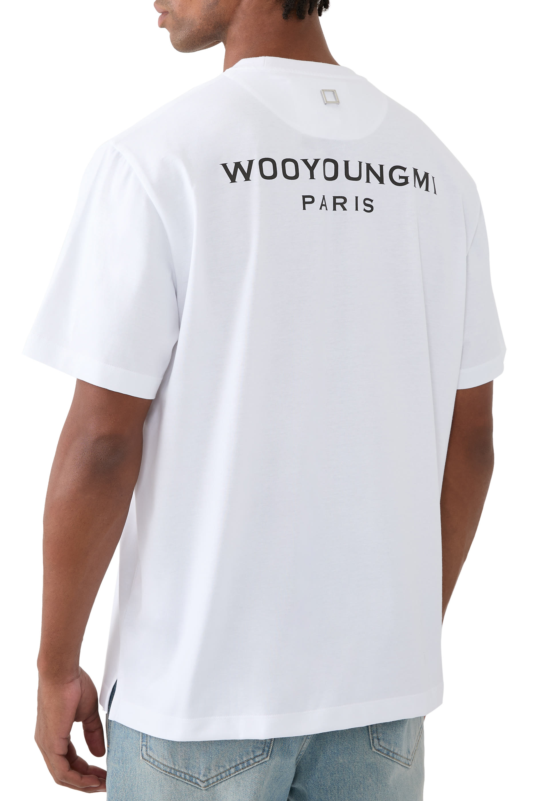 تيشيرت بشعار الماركة على الظهر قطن