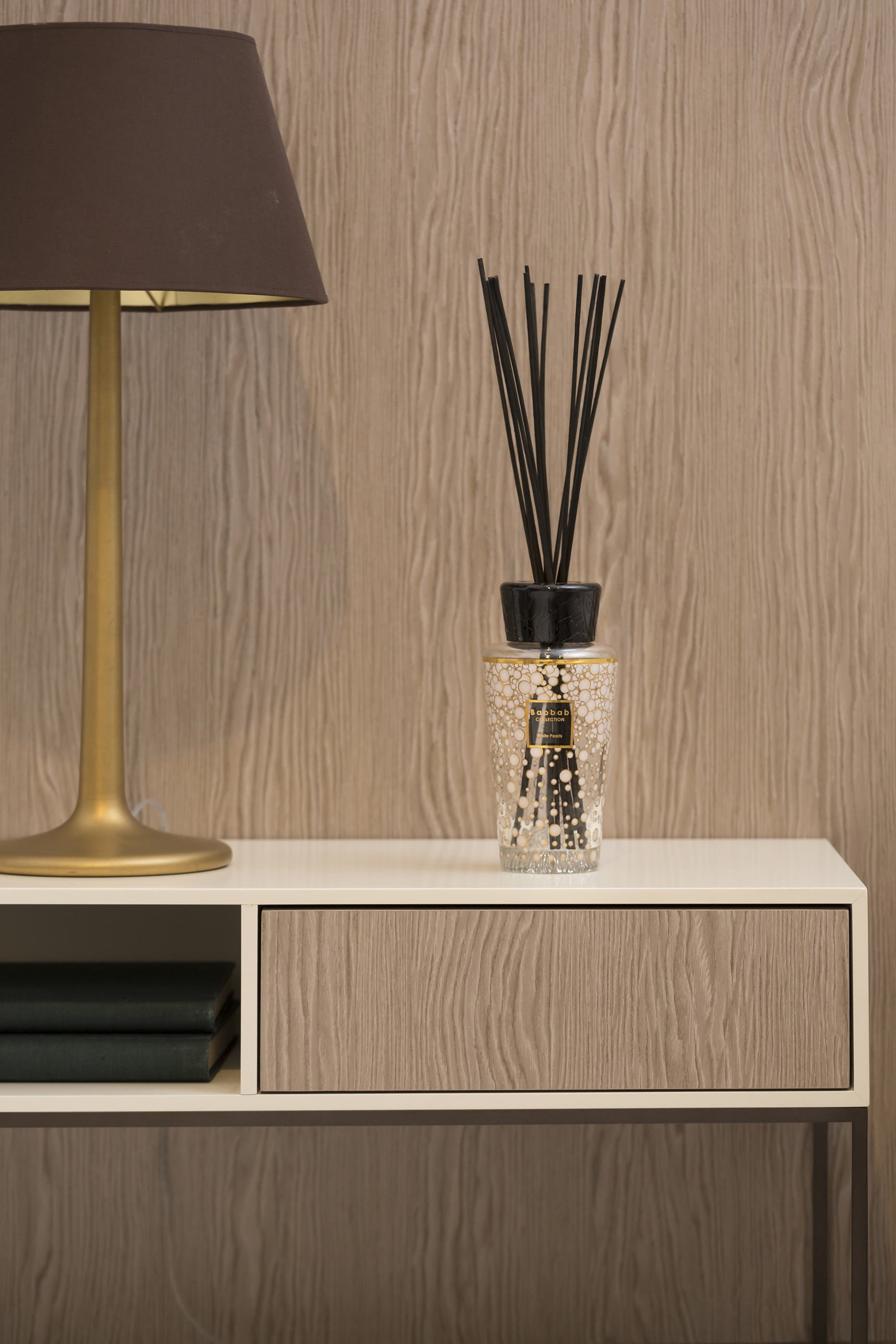 موزع عطر وايت بيرلز