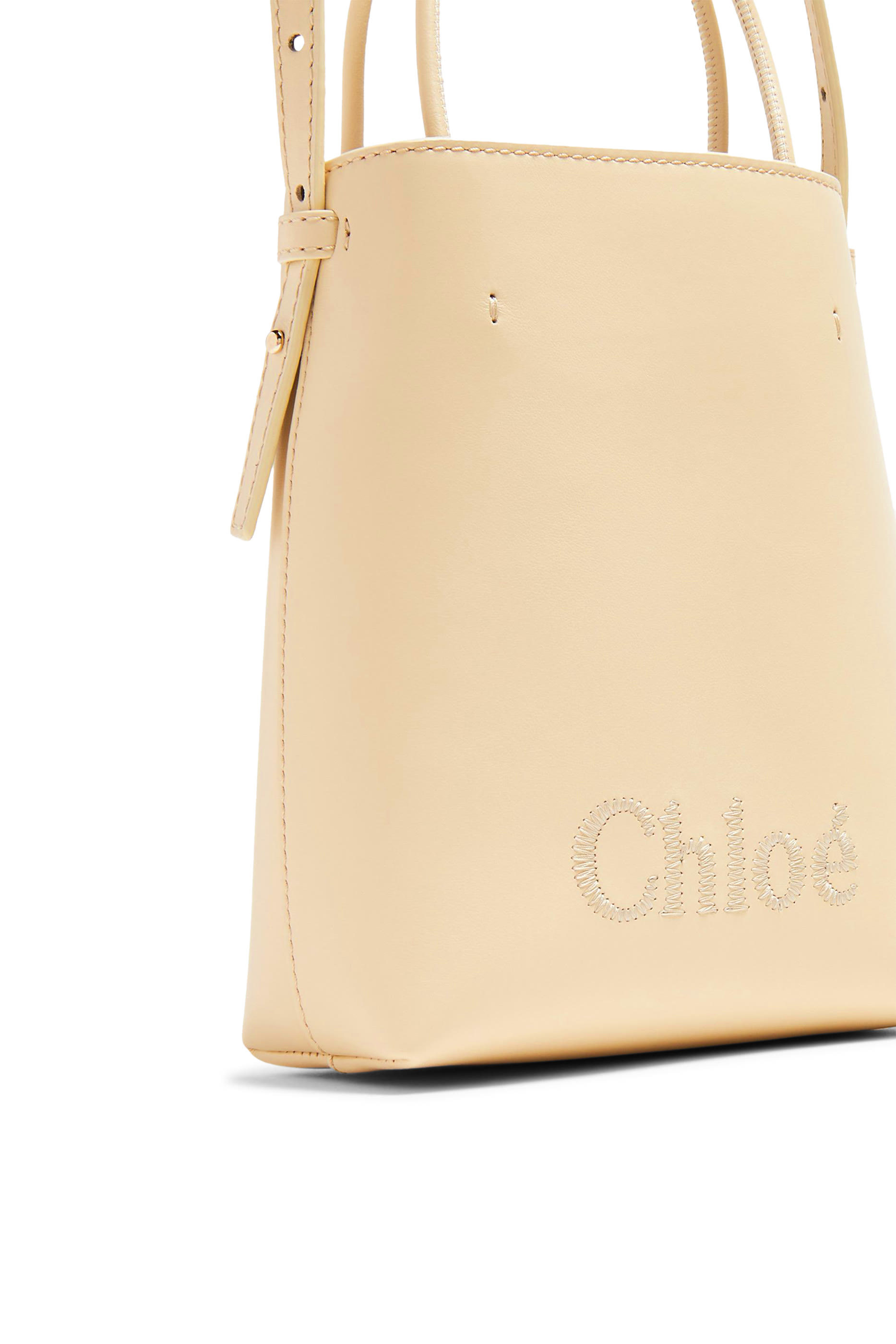 حقيبة سينس صغيرة بشعار الماركة المحاك