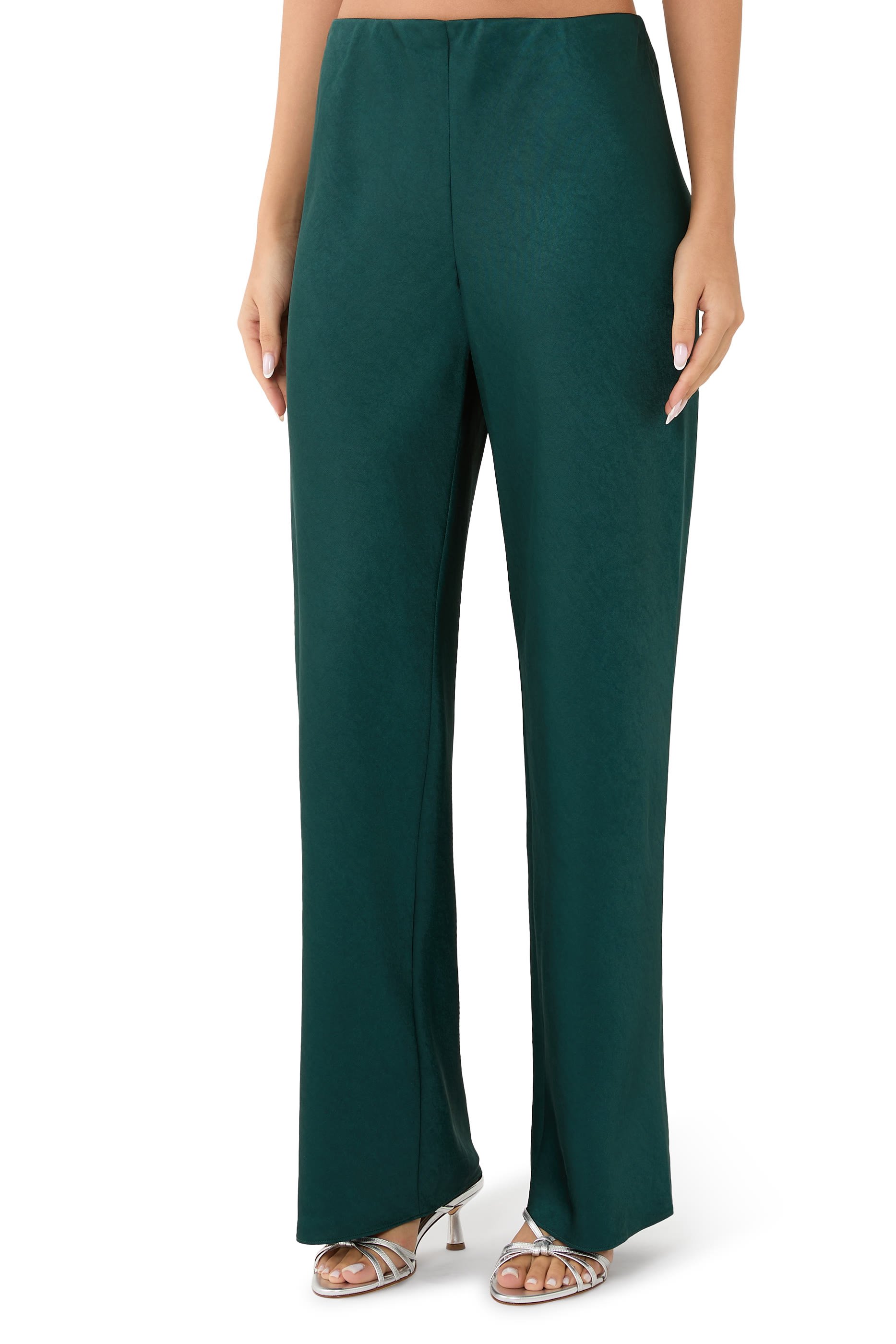 بنطال بقصة مائلة انسيابية ستان