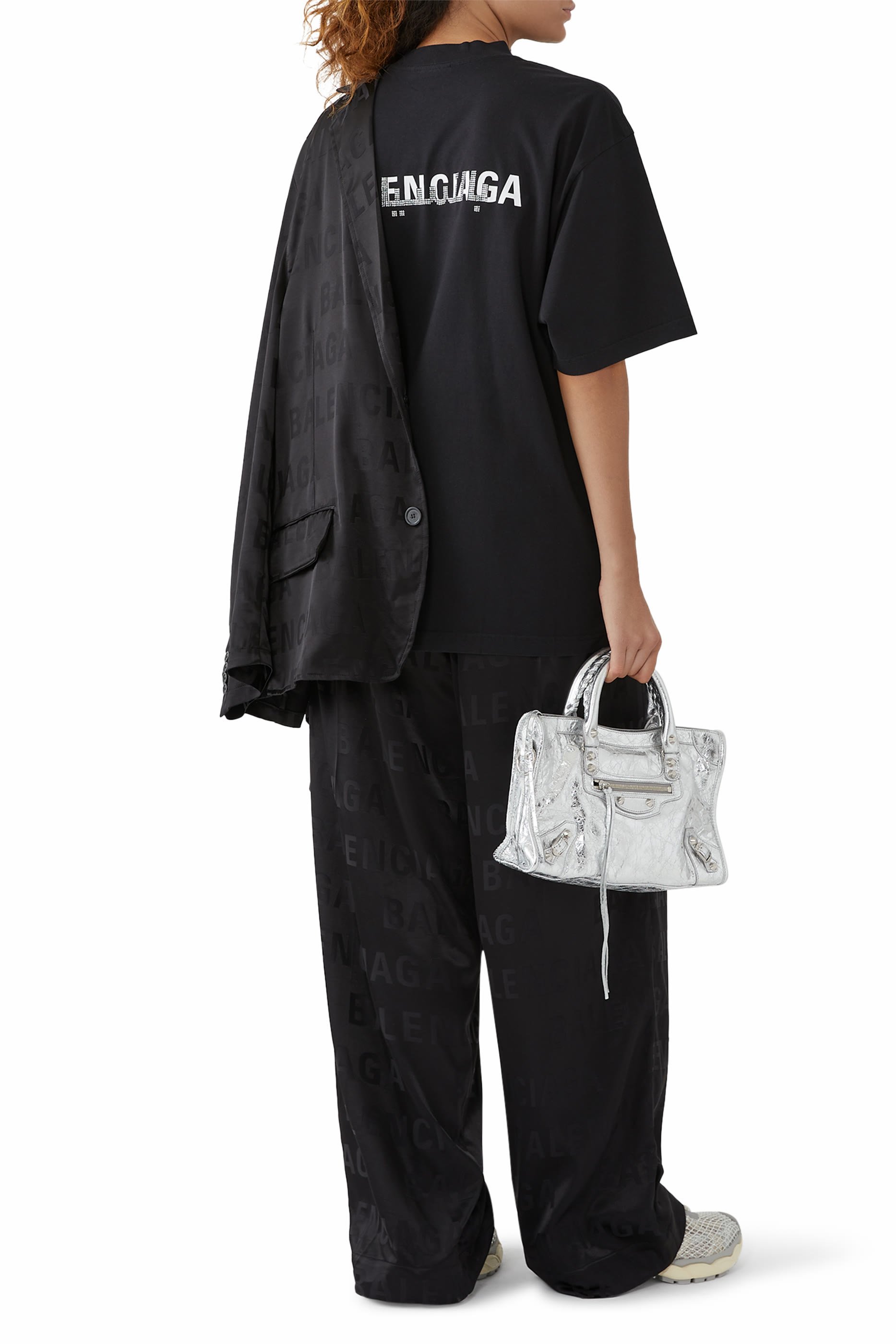 تيشيرت بقصة فضفاضة قليلا