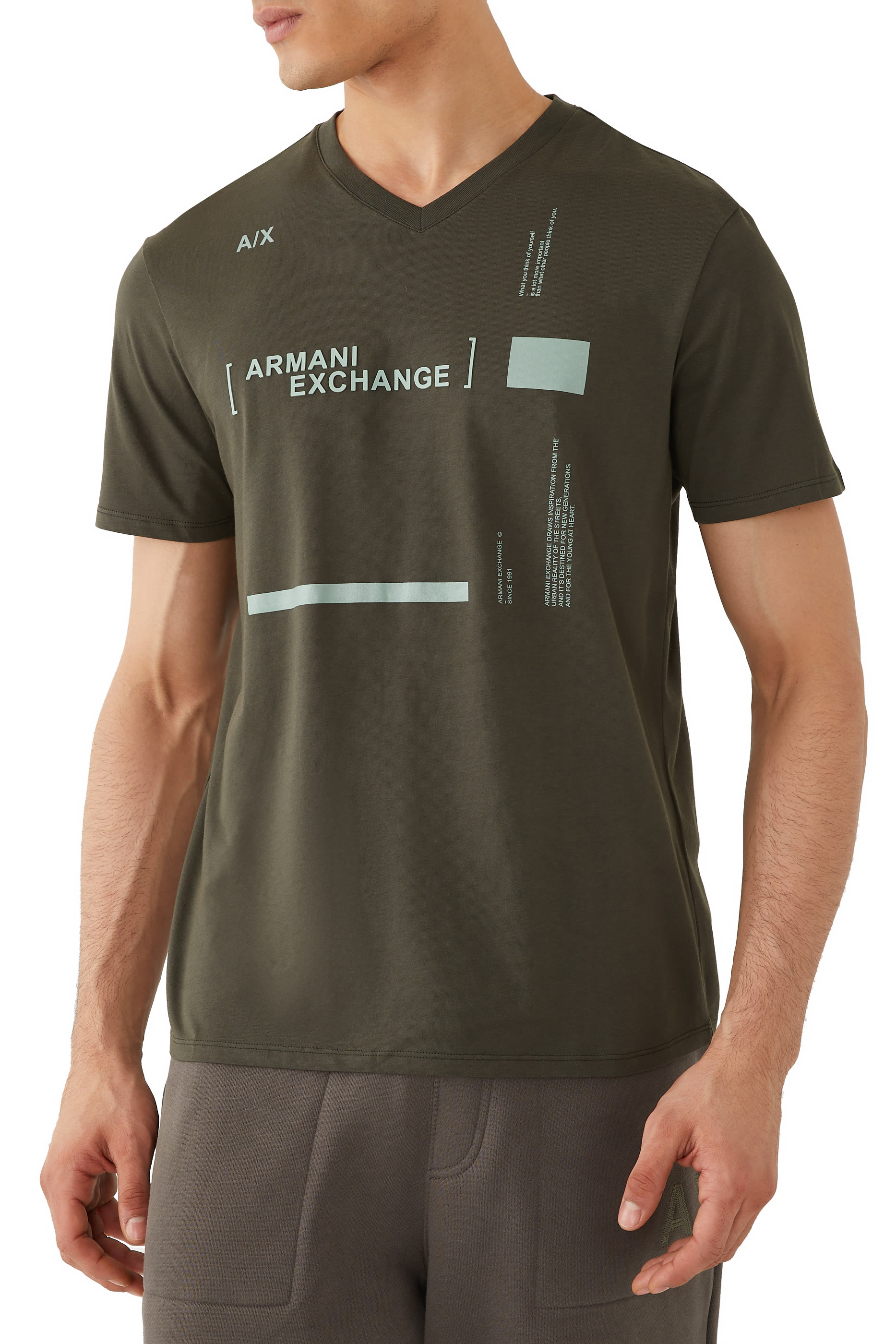 تيشيرت بقصة ضيقة وياقة على شكل حرف V