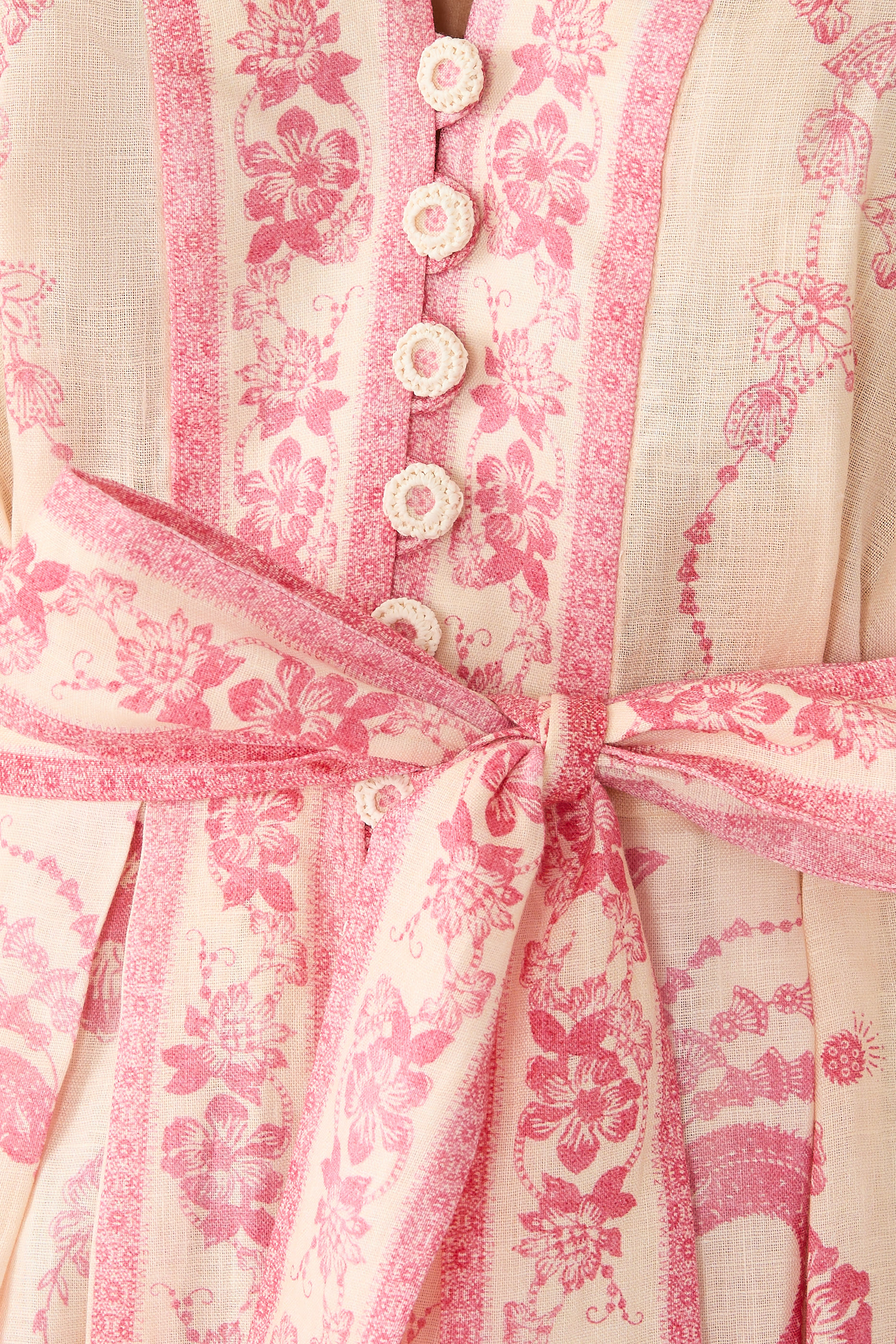 فشتان لاكي قصير بياقة عميقة 