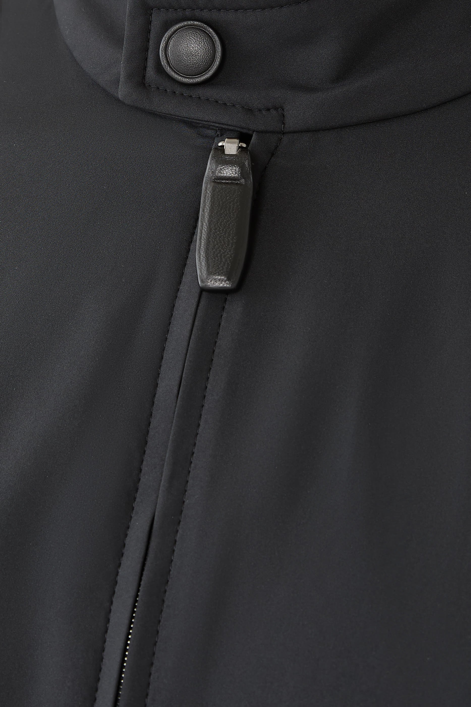 جاكيت بياقة عالية