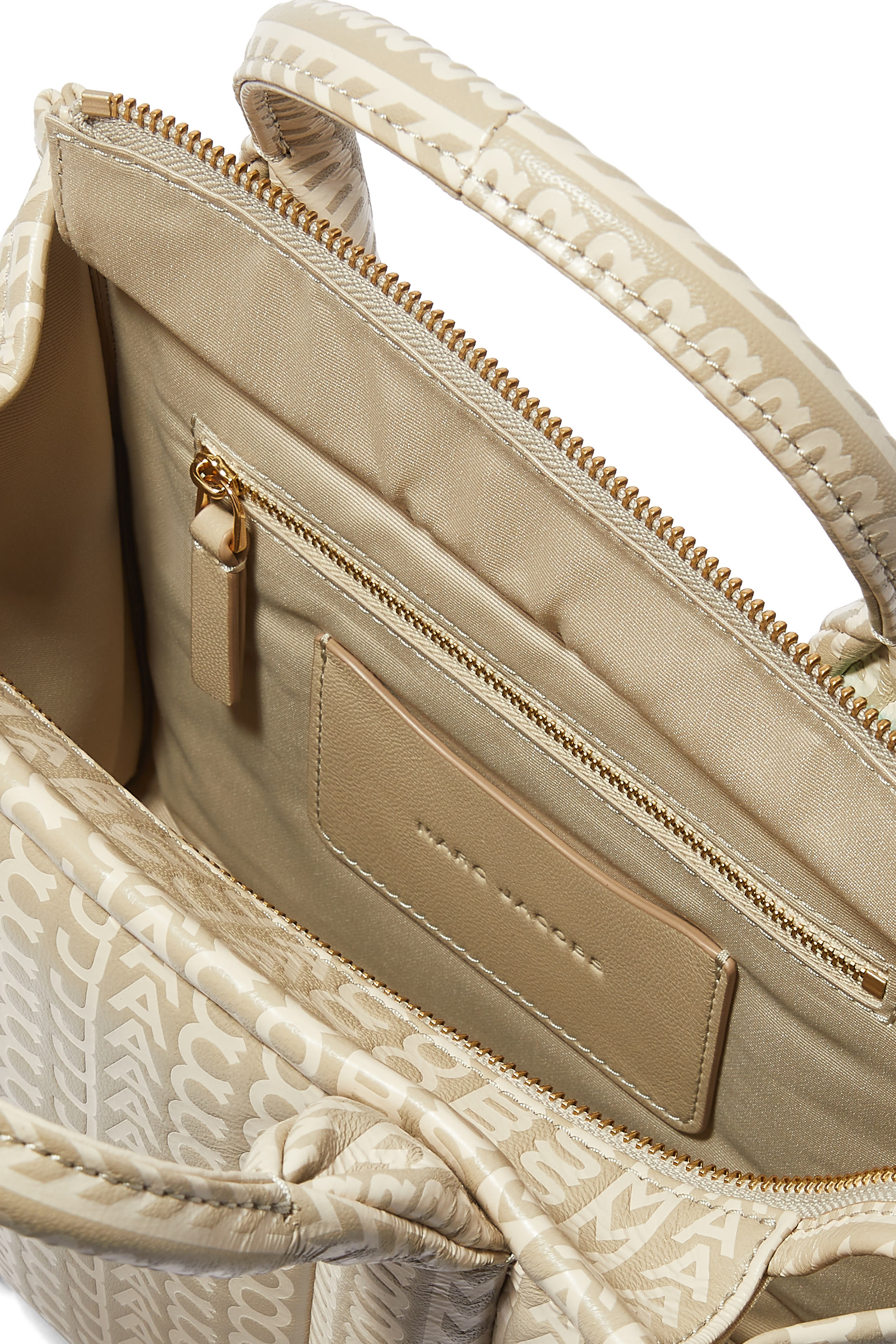 حقيبة يد جلد صغيرة بحروف شعار الماركة