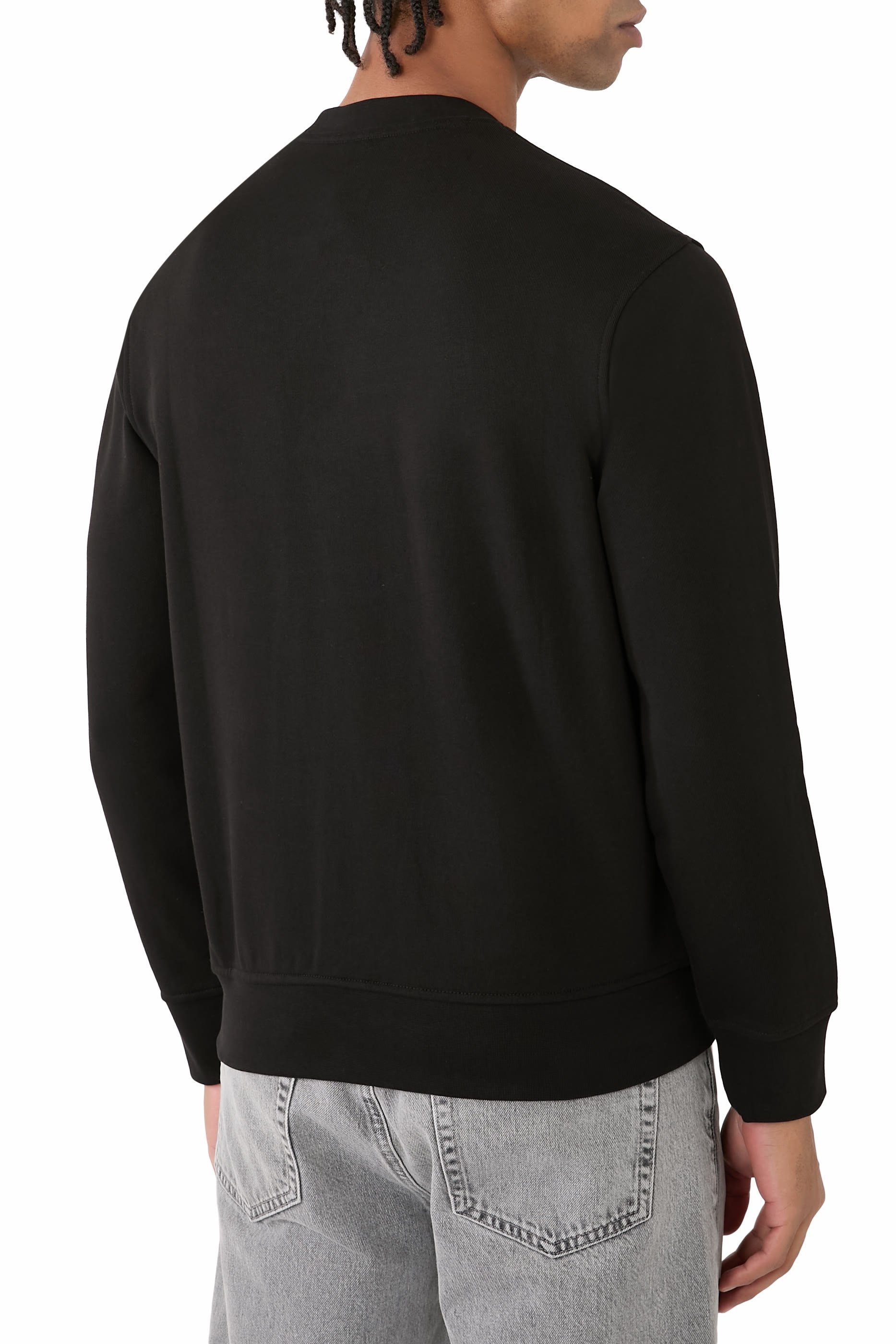 سويت شيرت بياقة ضيقة وشعار الماركة