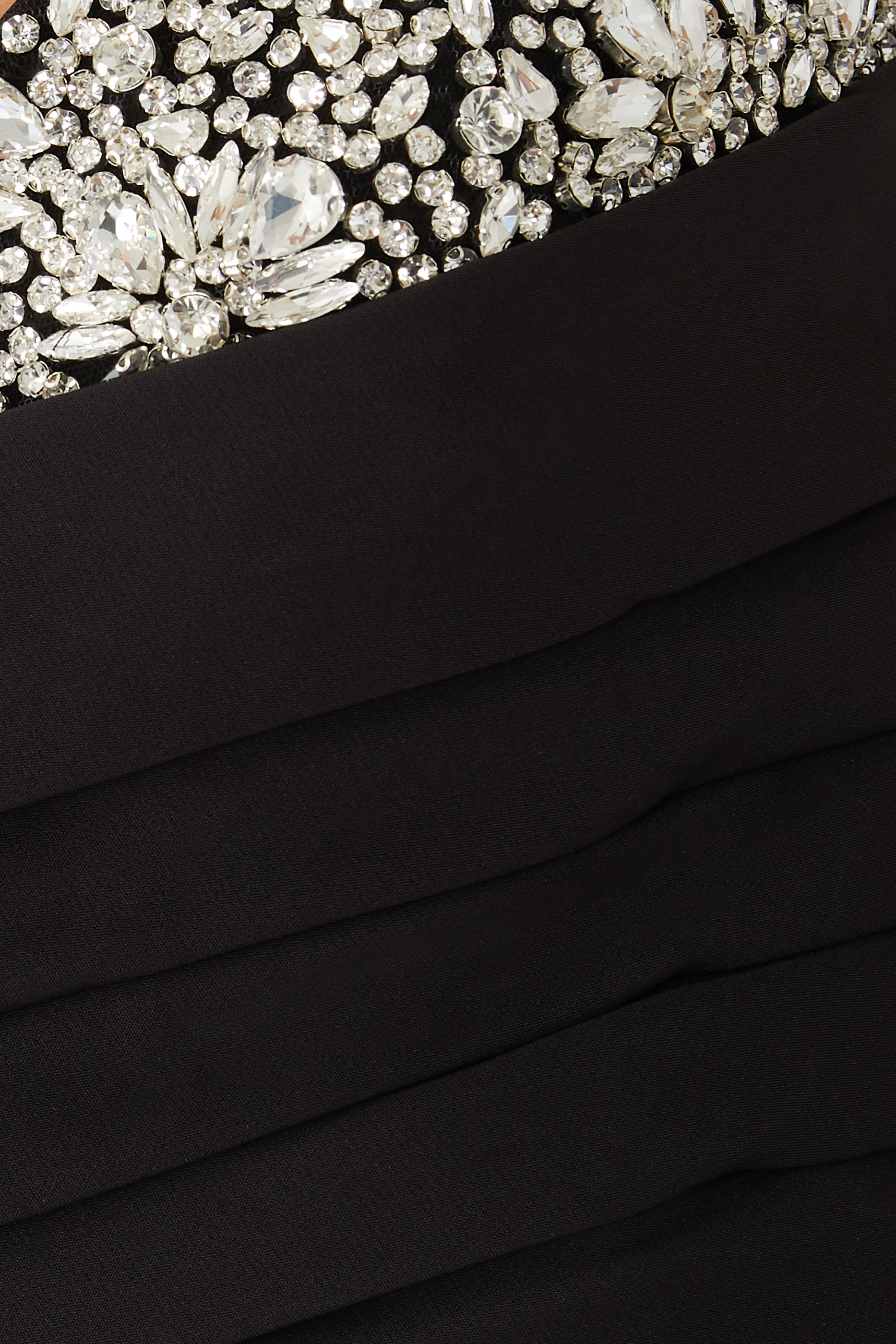 فستان سهرة بلا أكمام